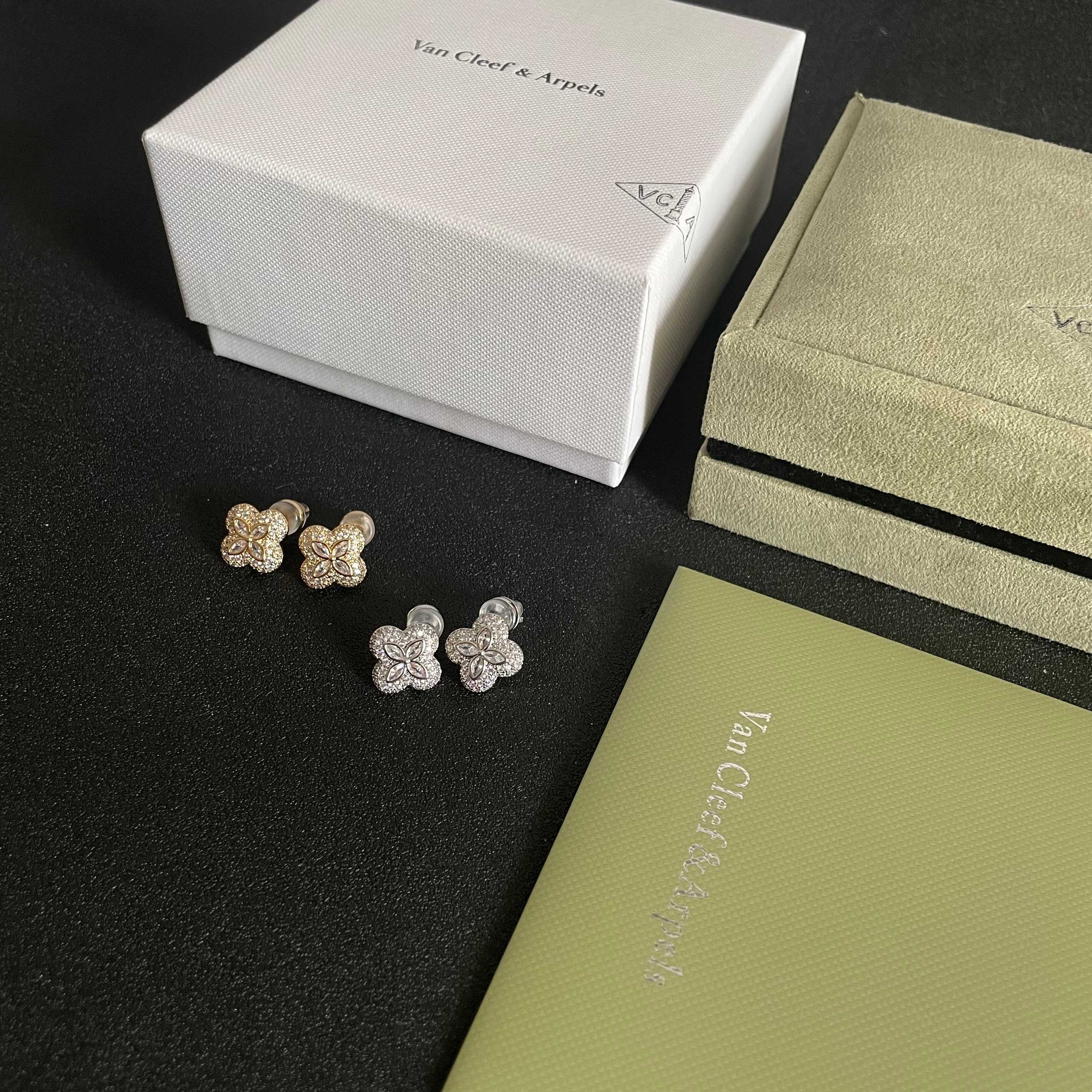 Four-leaf Clover Diamond Earrings Item No. 1782