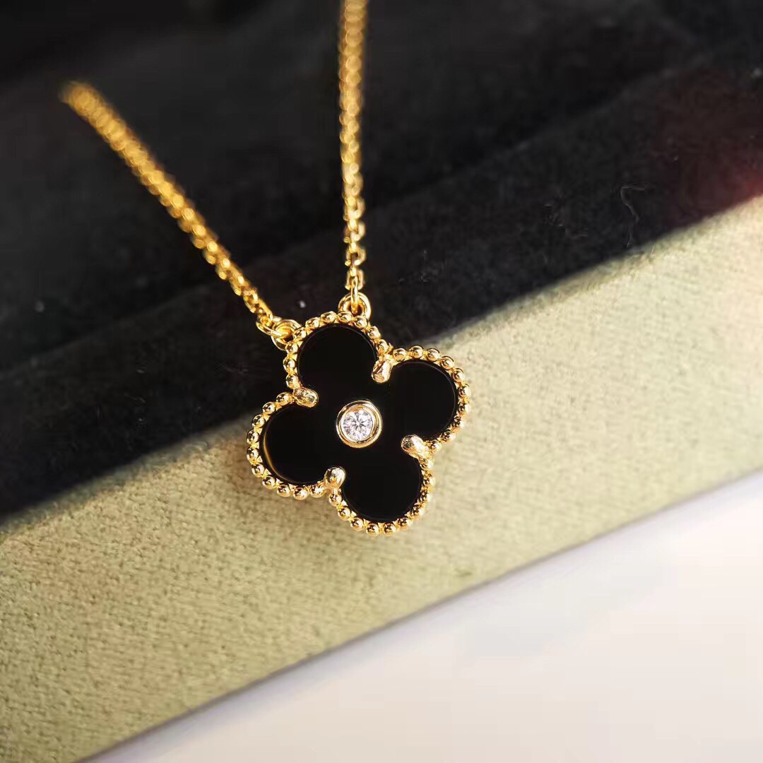 1 Four-Leaf Clover Agate Necklace Item No. 053058