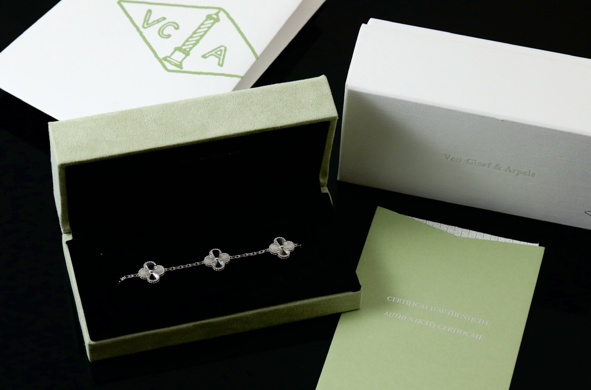 5 Four-Leaf Clover Bracelet Item No. 053122