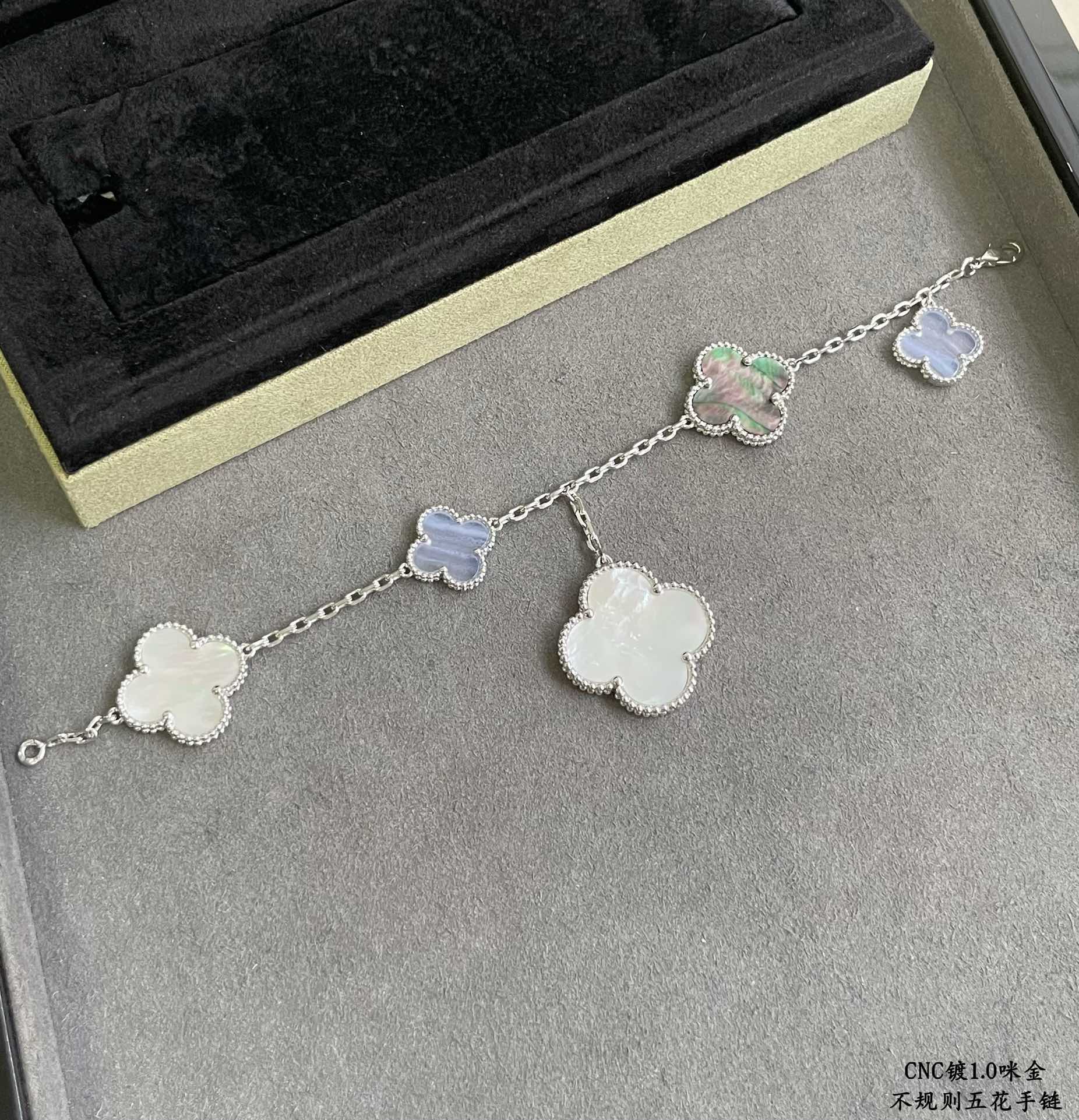 5-Leaf Clover Mother-of-Pearl Bracelet Item No.0641