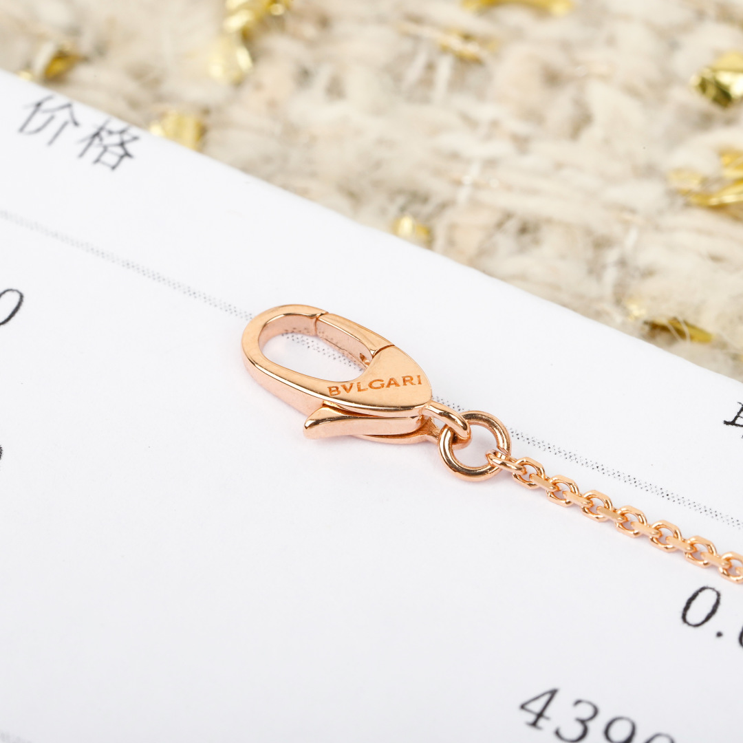 Mother-of-pearl Colored Diamond Necklace Item No.250382
