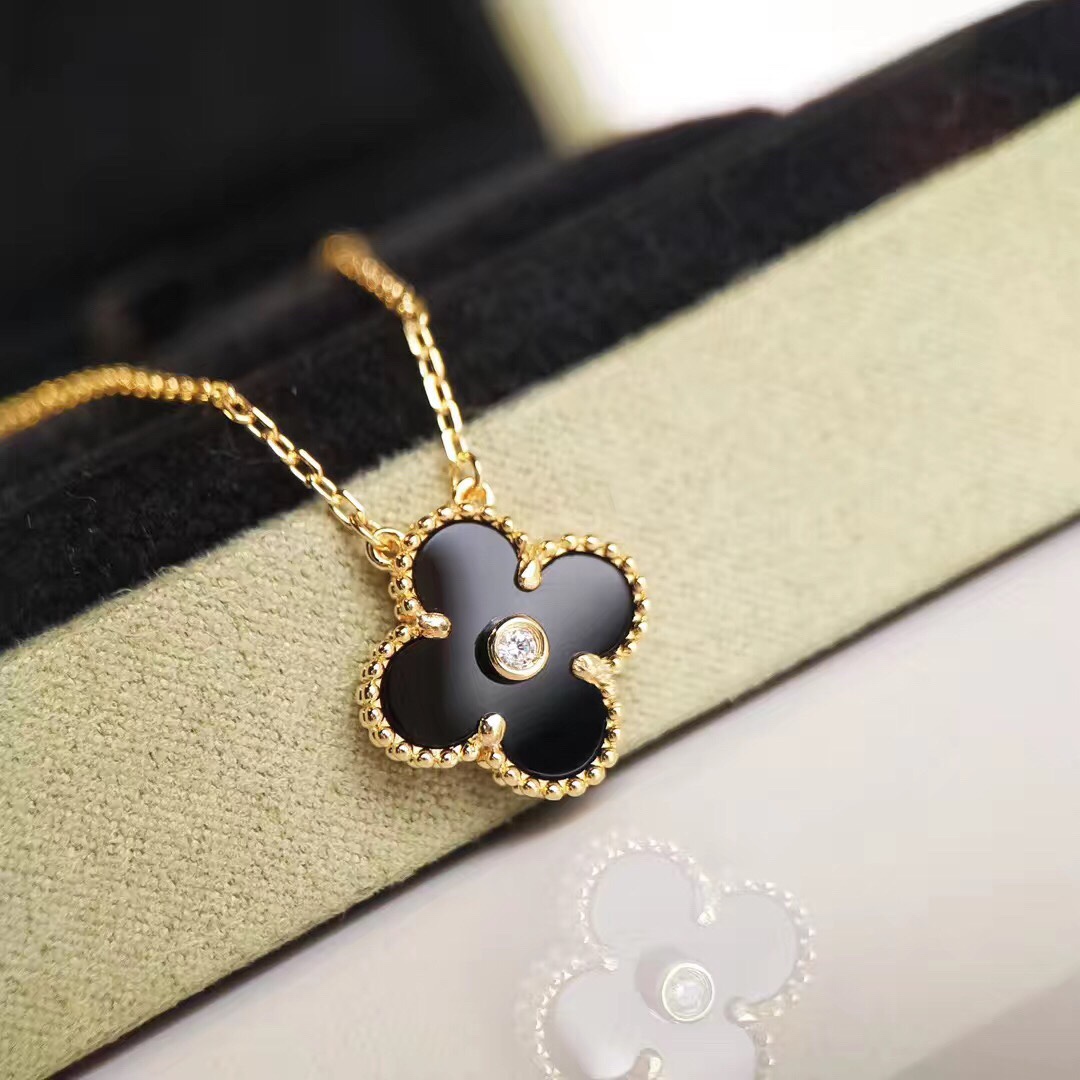 1 Four-Leaf Clover Agate Necklace Item No. 053058
