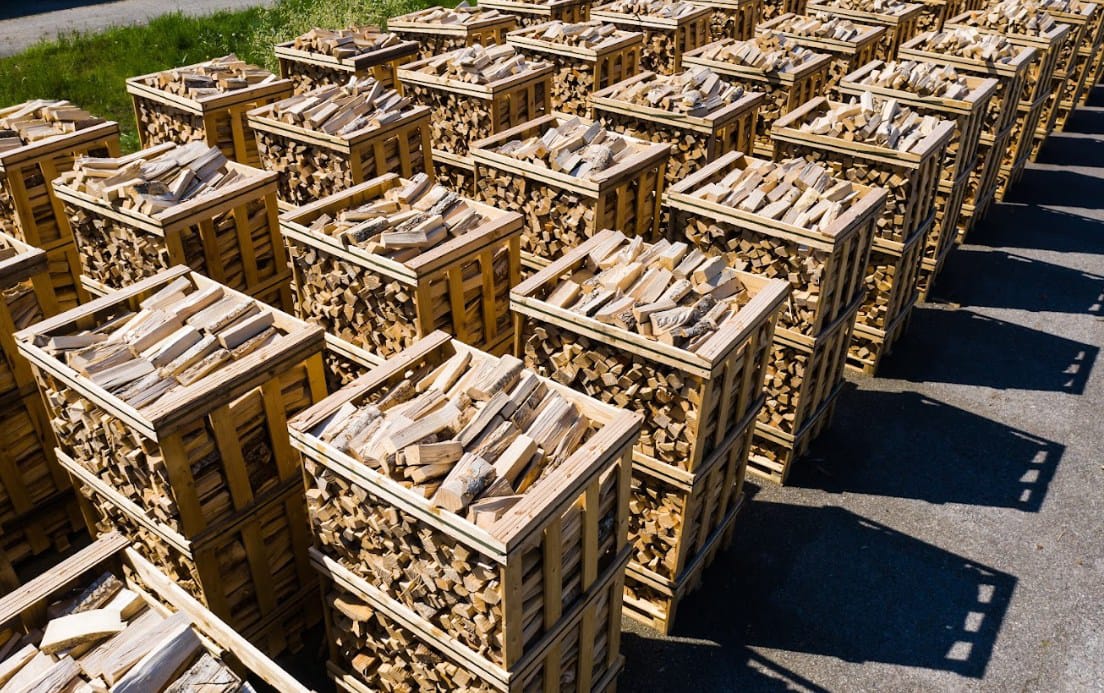 BOIS DE CHAUFFAGE – 30 CM – SEC – MÉLANGE DE BOIS DURS – PALETTE 1 M3 – 1.5 STÈRES