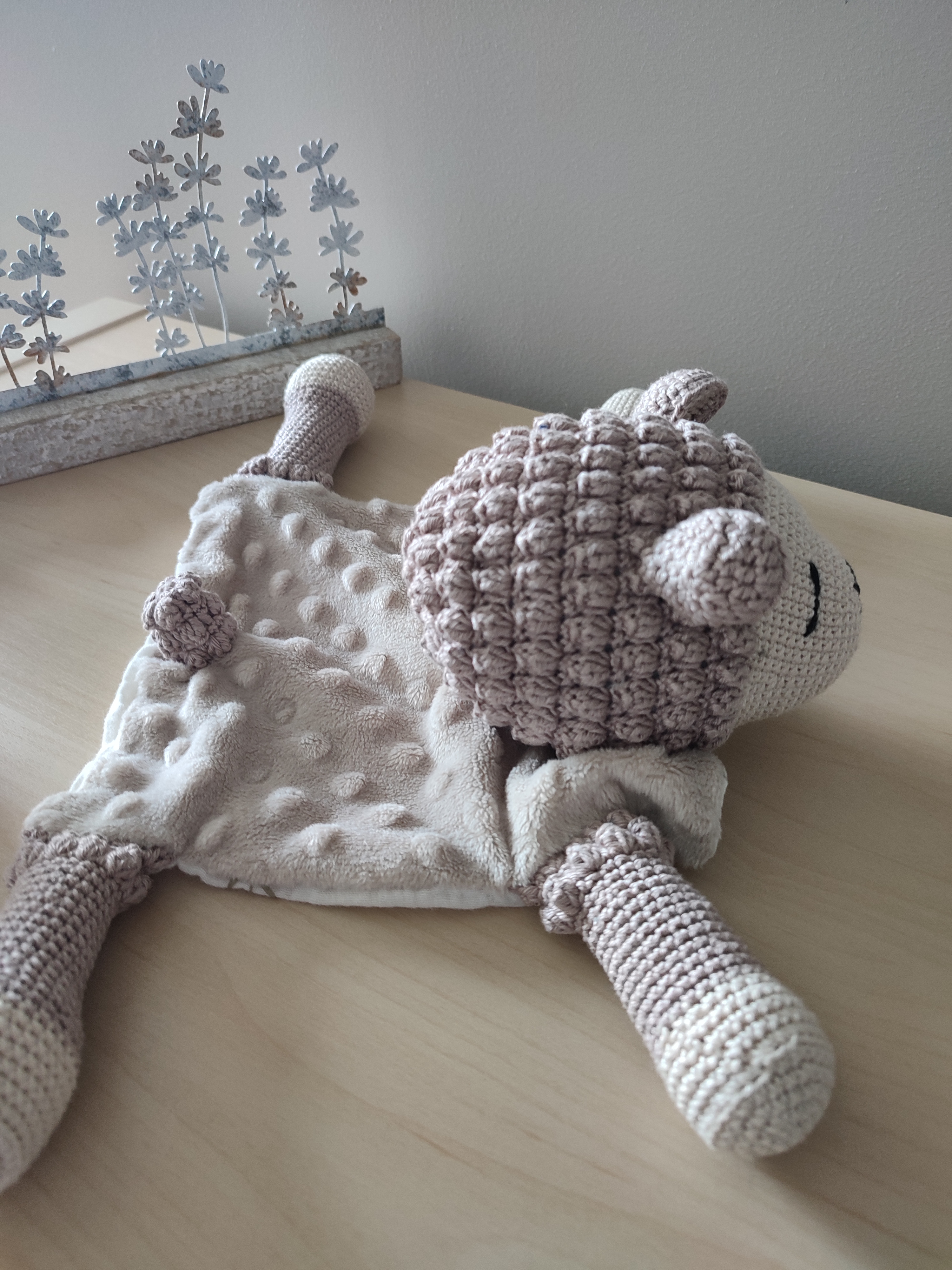 Doudou agneau pour bébé tissu tout doux et crochet
