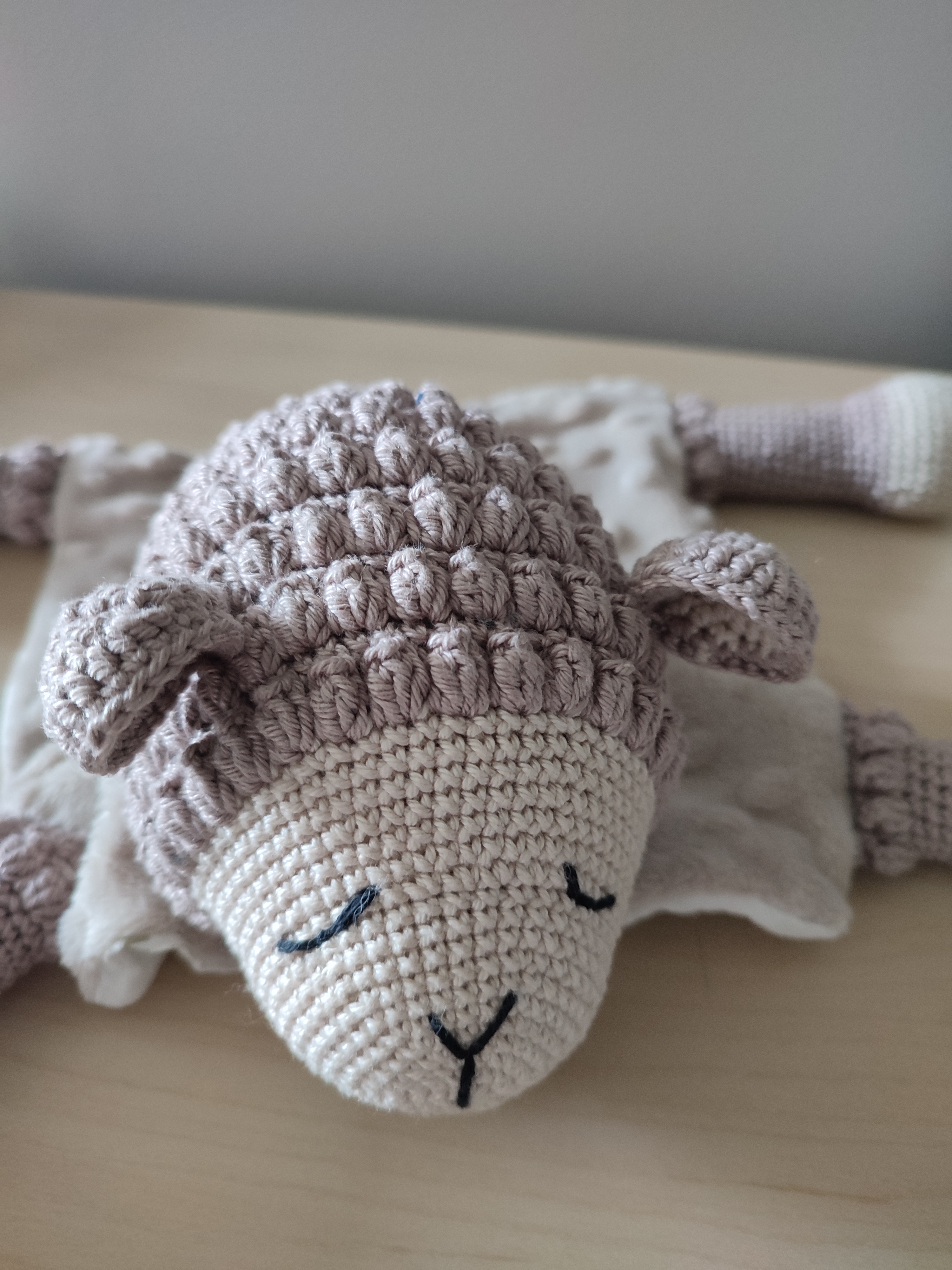 Doudou agneau pour bébé tissu tout doux et crochet