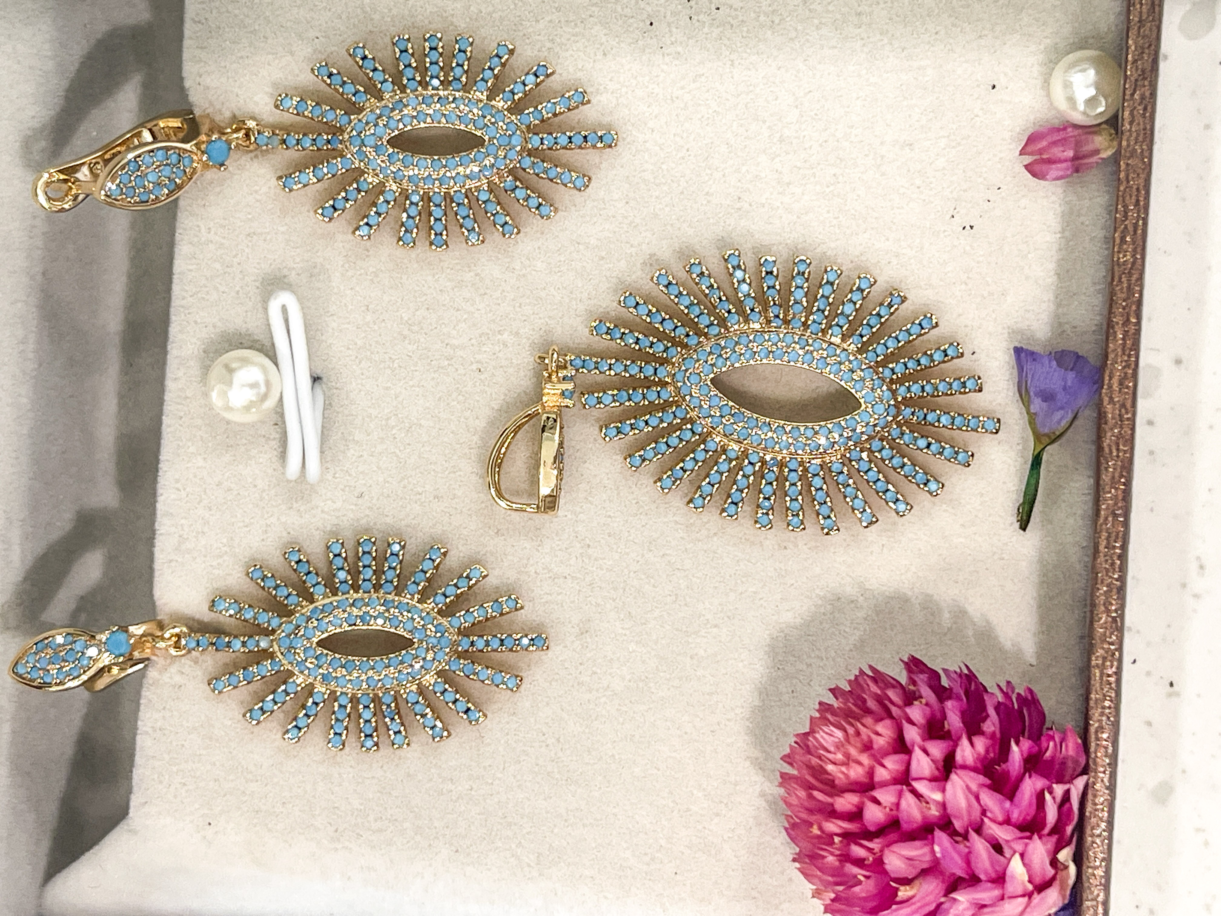 Elegant Sunburst Pendant with Earrings