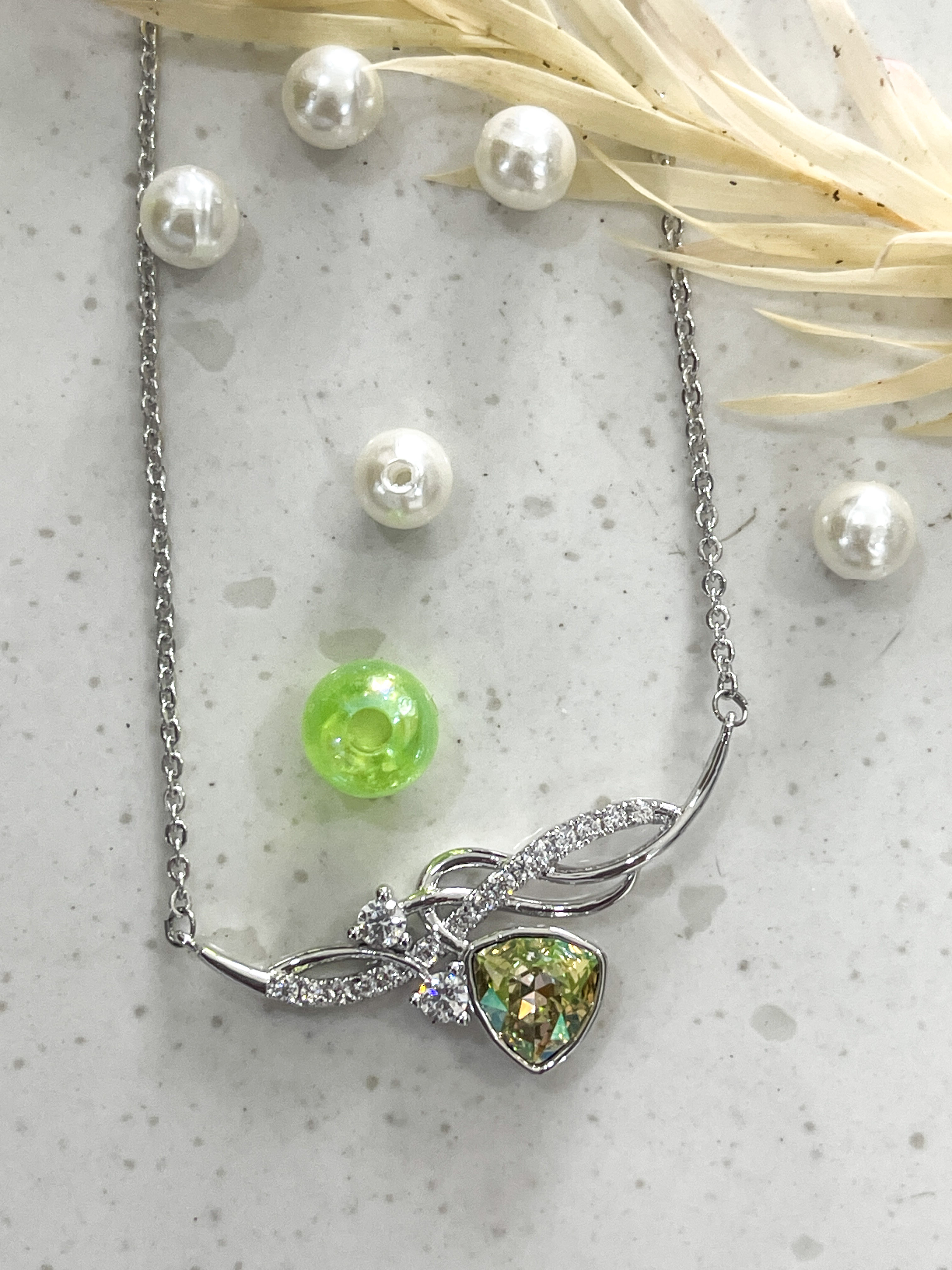 Apple Green Elegant pendant necklace