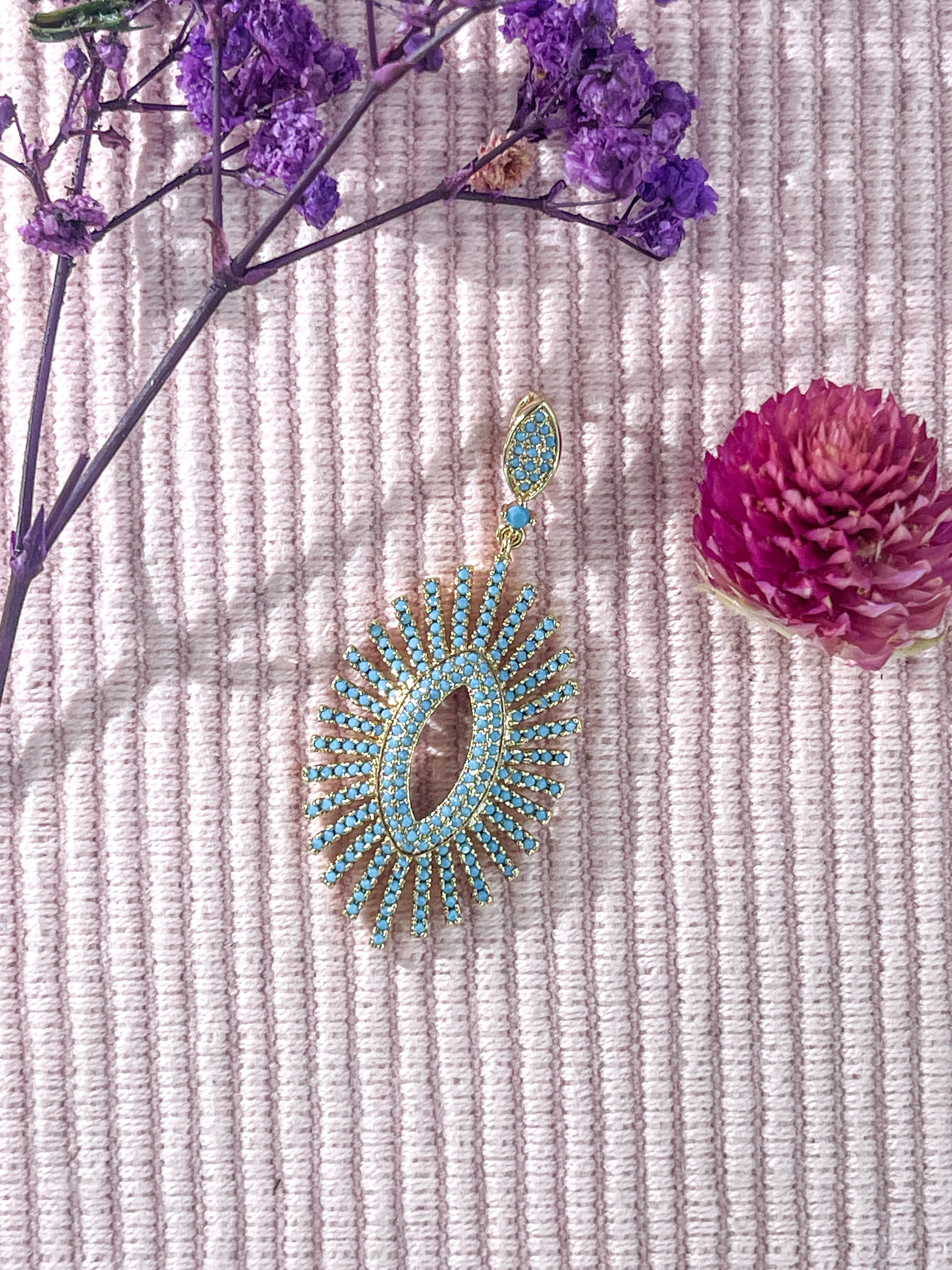 Elegant Sunburst Pendant with Earrings
