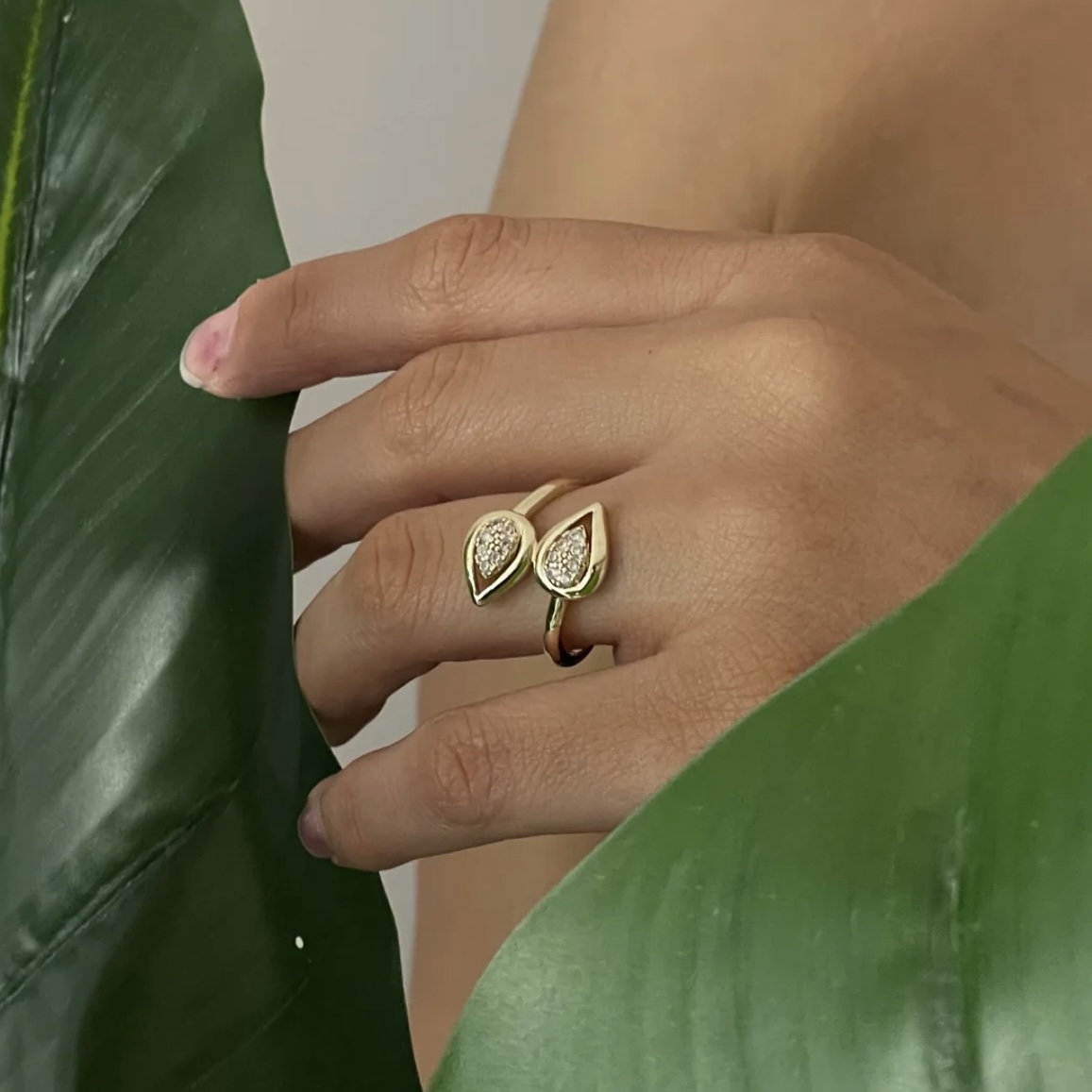 Elegant gold leaf ring