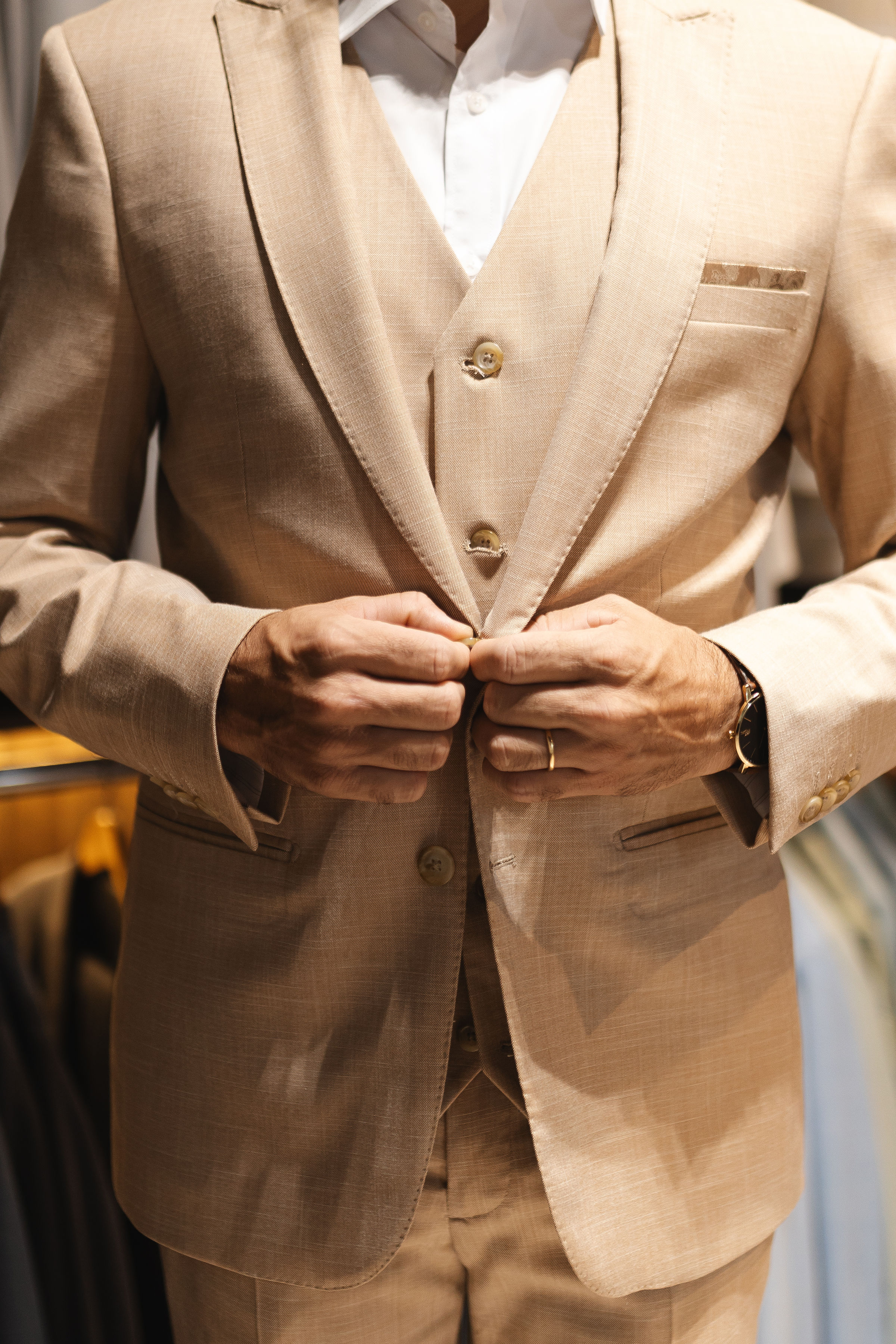 Conjunto de terno bege masculino
