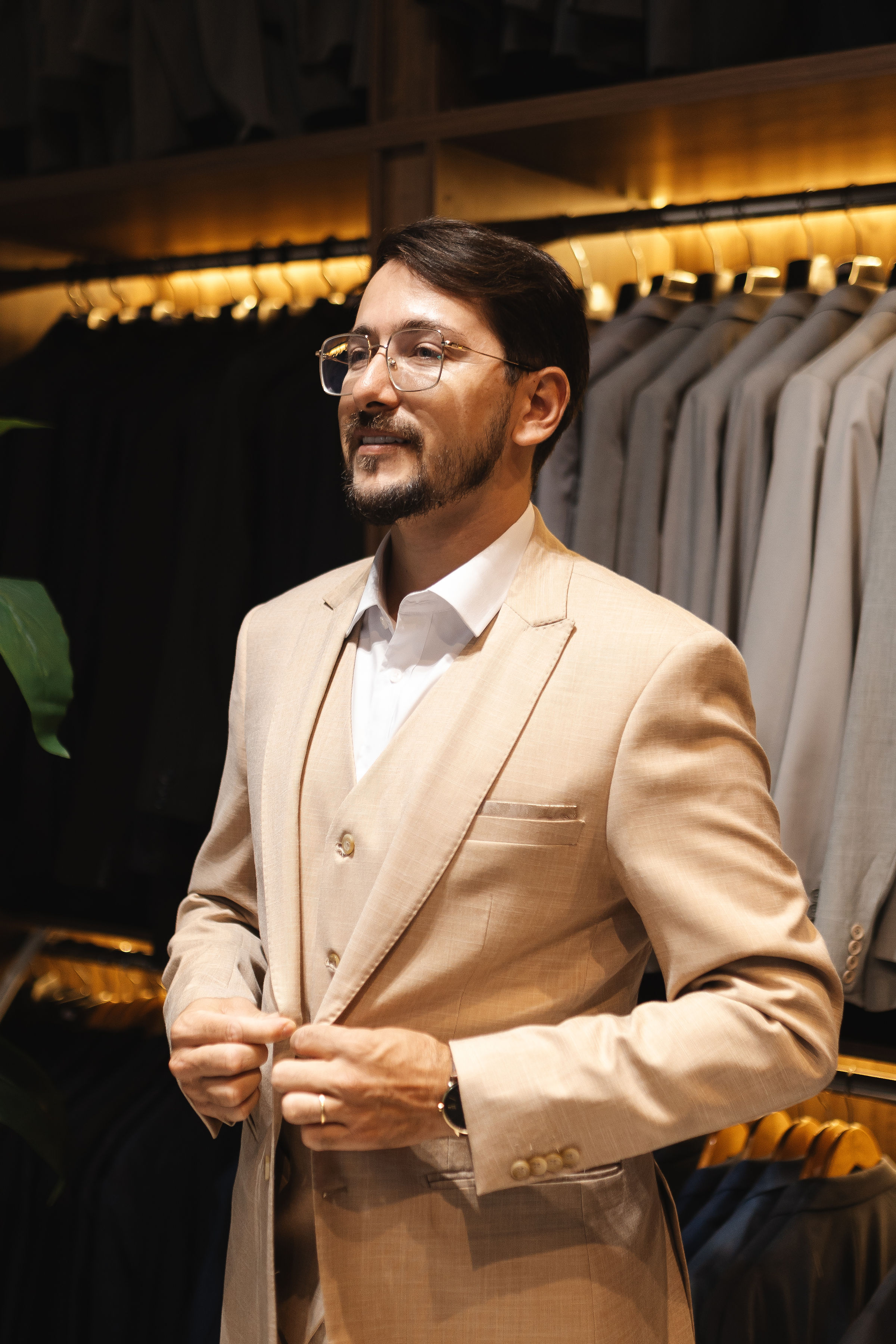 Conjunto de terno bege masculino