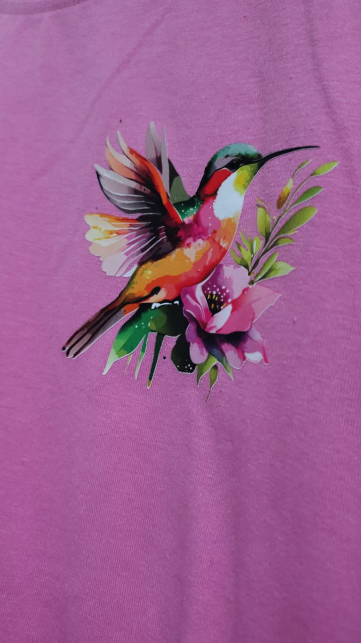 Camiseta rosa con estampado floral