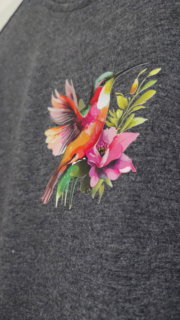 Camiseta negra con diseño de colibrí