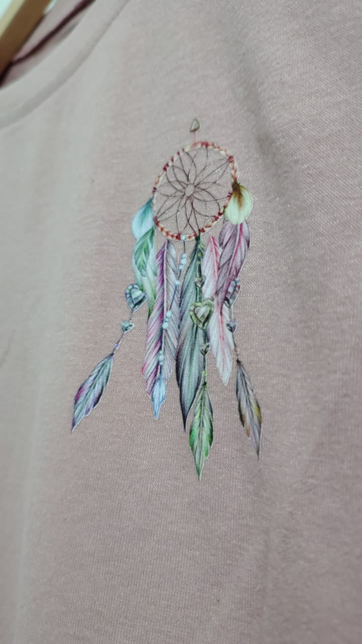 Camiseta rosa con estampado de atrapasueños 