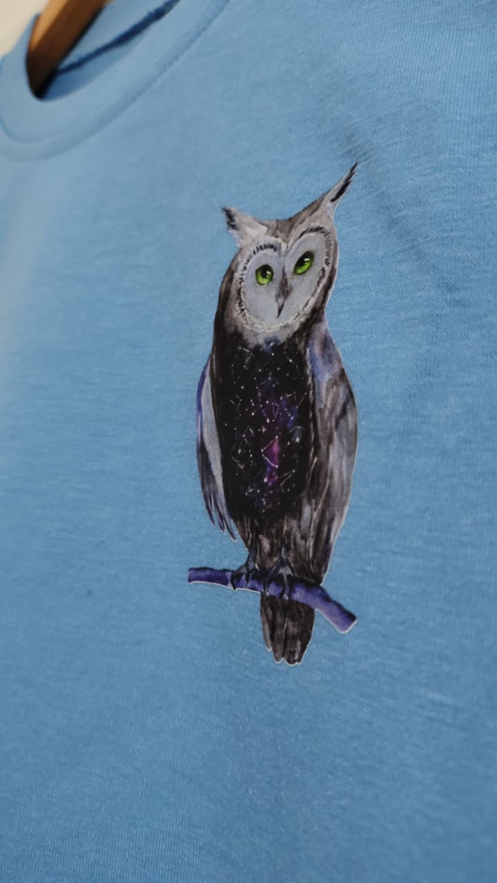 Camiseta violeta con búho