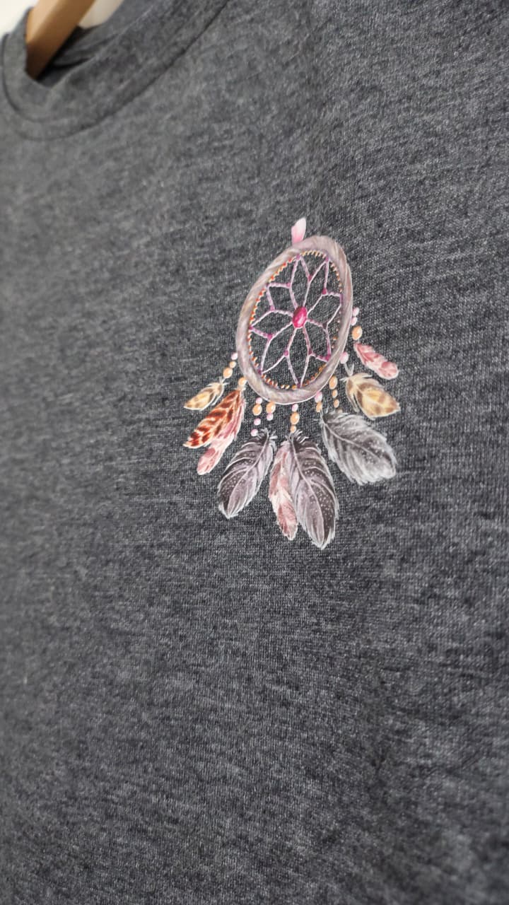 Camiseta negra con estampado