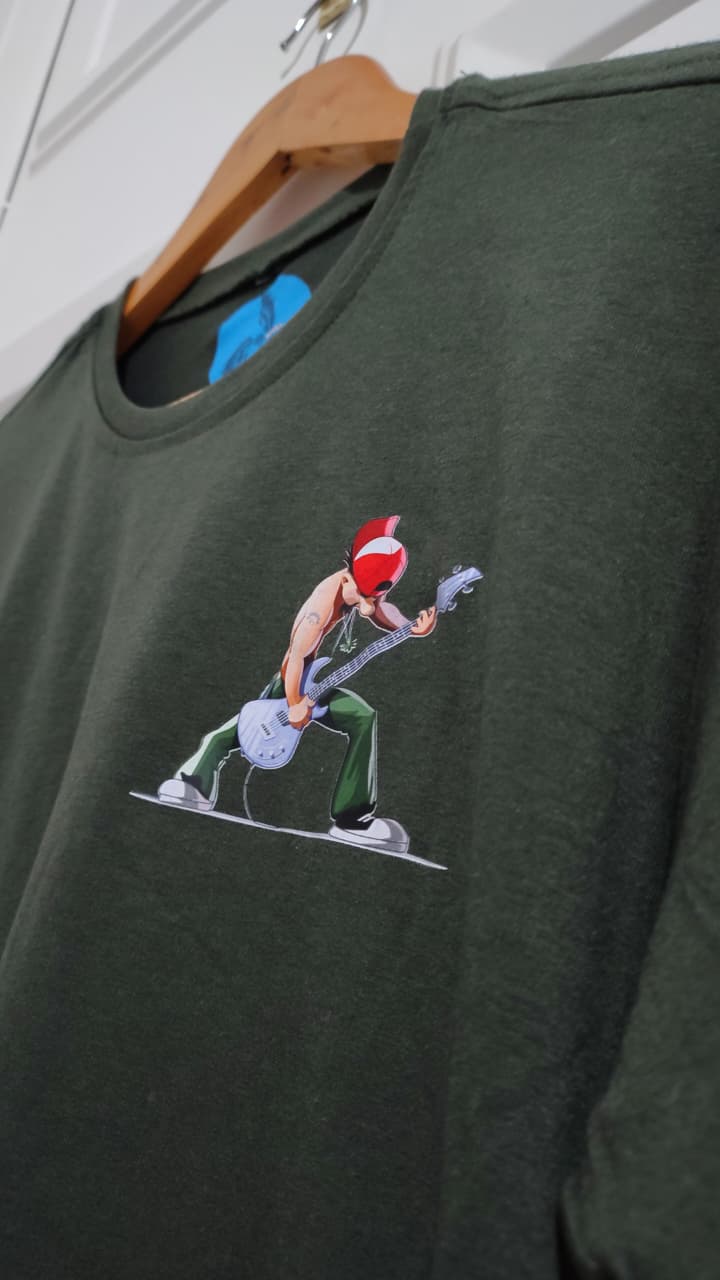 Camiseta verde oscuro con guitarrista
