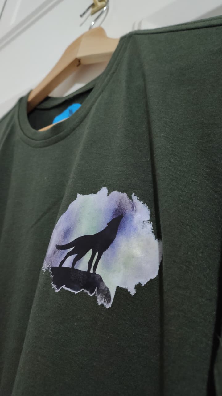 Camiseta con estampado artístico