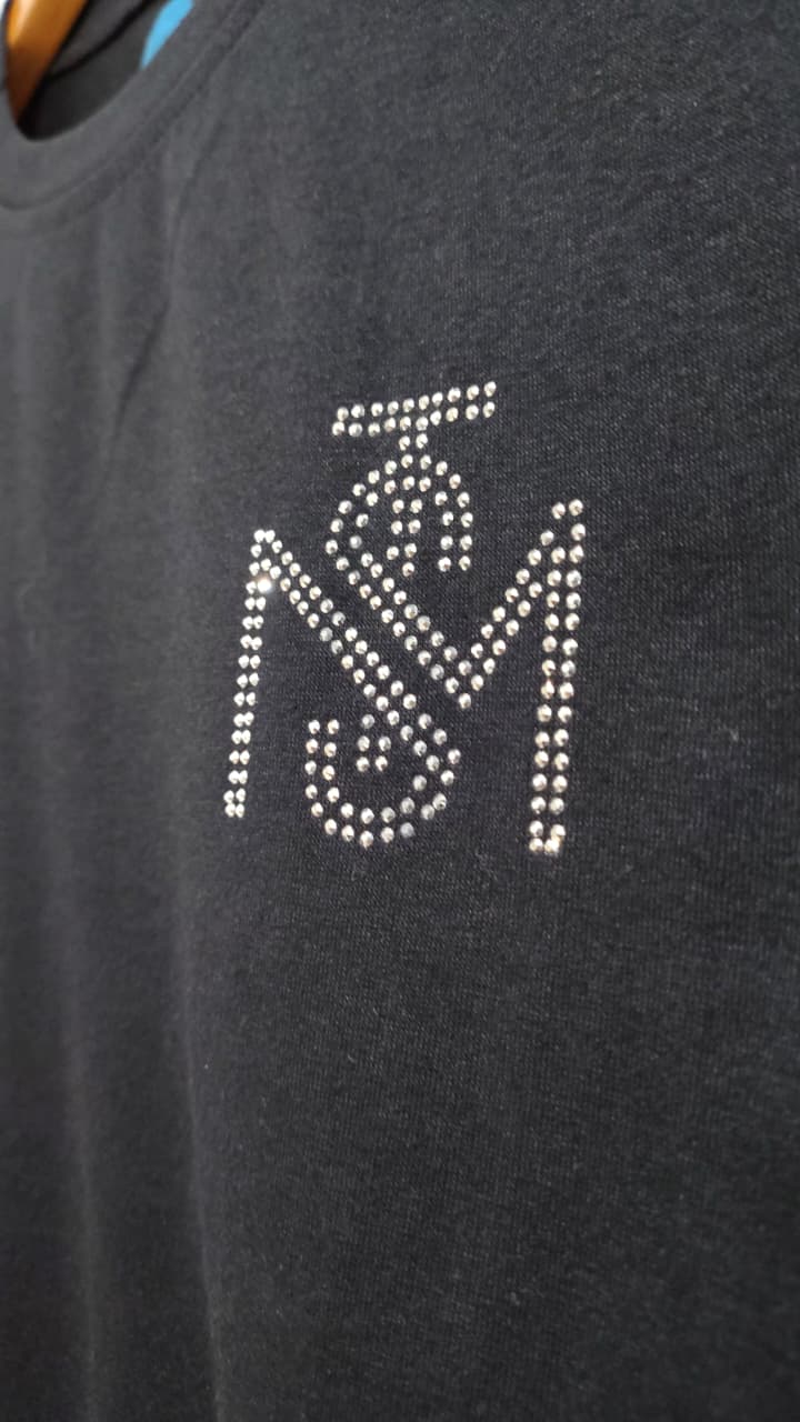 Camiseta negra clásica