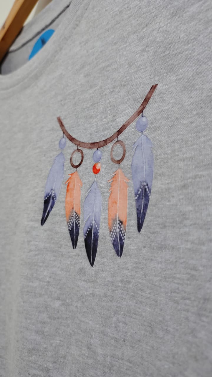 Camiseta gris con estampado de atrapasueños