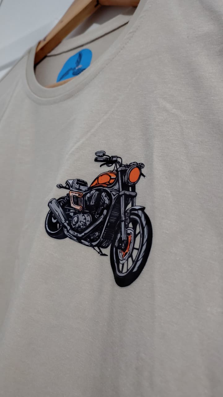 Camiseta beige con diseño de motocicleta