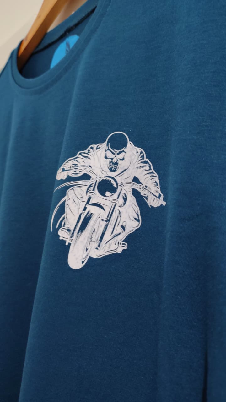 Camiseta azul con estampado de Moto Calavera