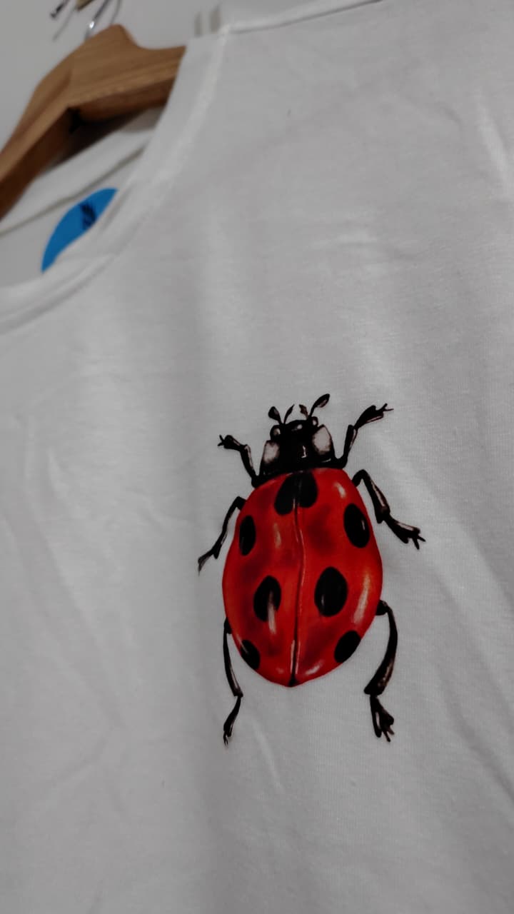 Camiseta blanca con mariquita