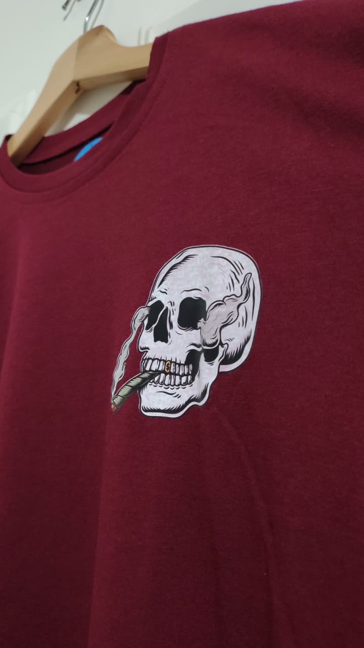 Camiseta burdeos con calavera