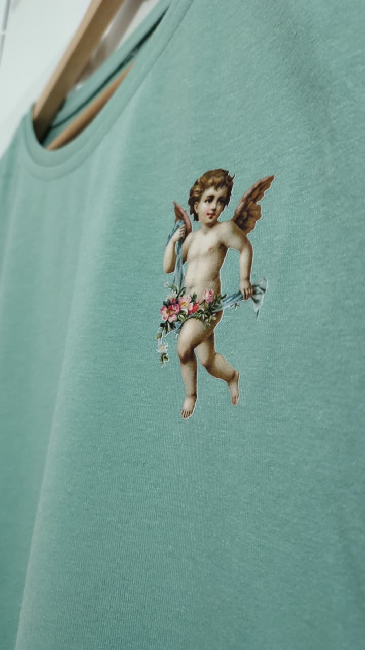 Camiseta verde con estampado de ángel
