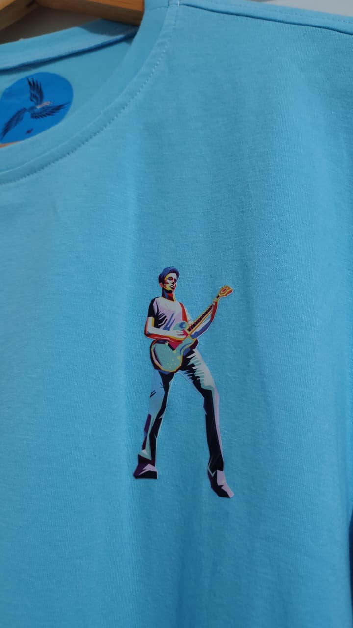 Camiseta azul con estampado de guitarrista