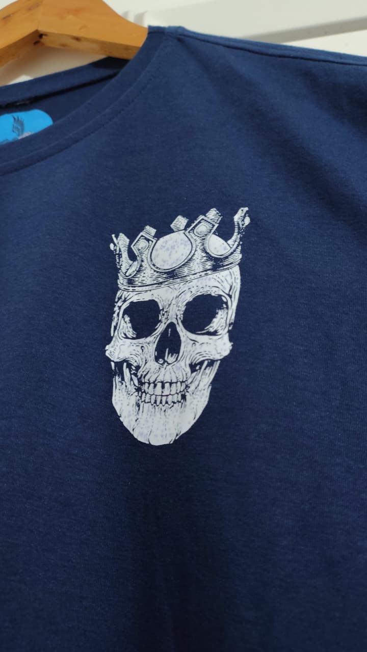 Camiseta azul con calavera
