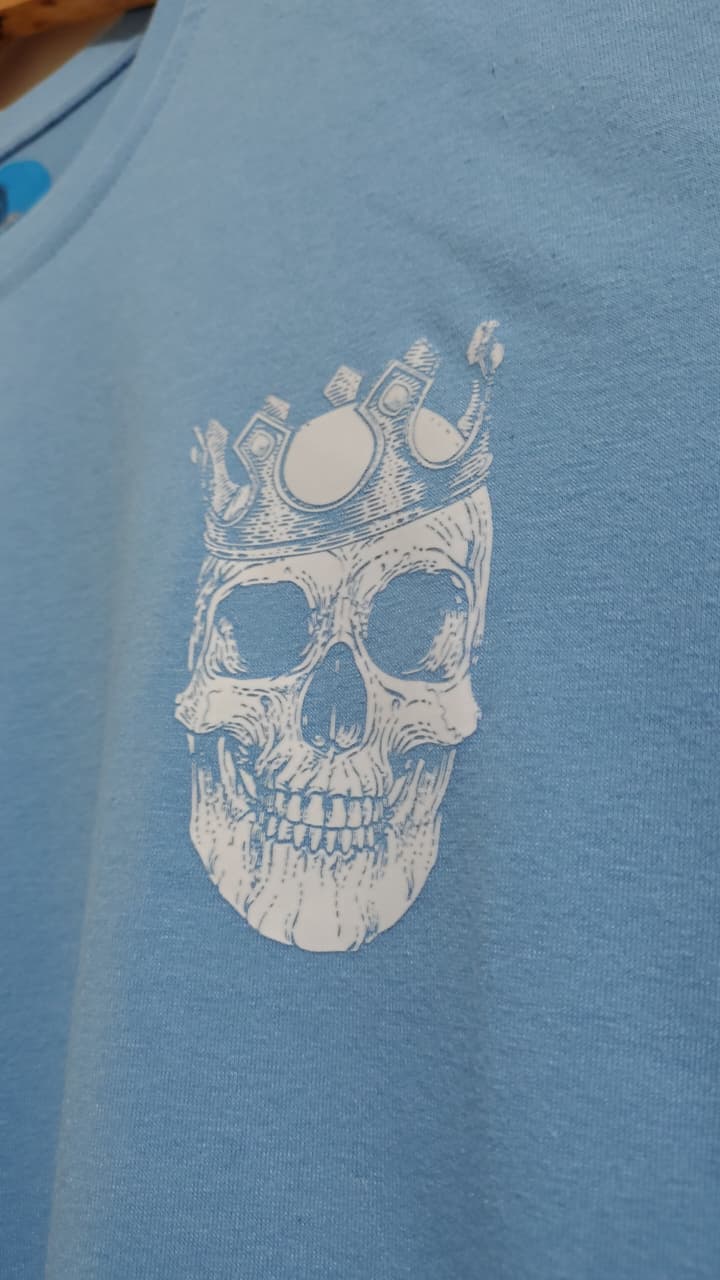 Camiseta azul con calavera