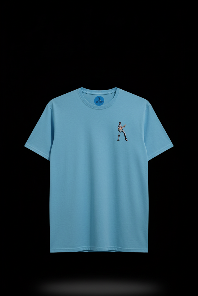 Camiseta azul con estampado de guitarrista