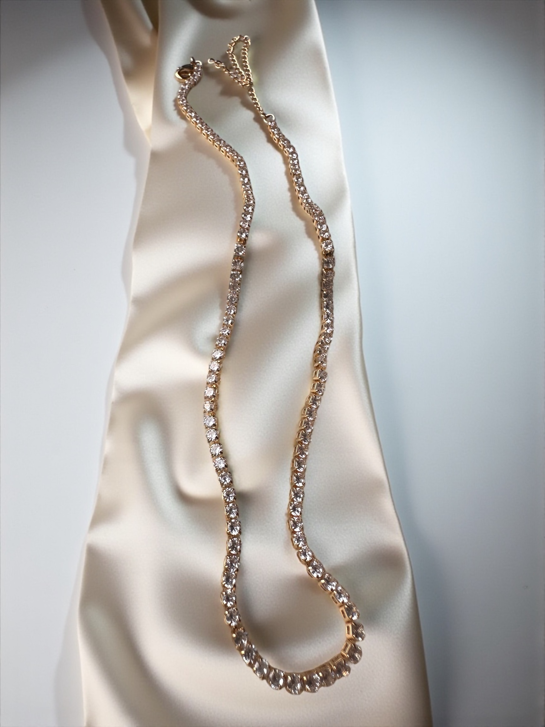 Colar de ouro com pedras brilhantes