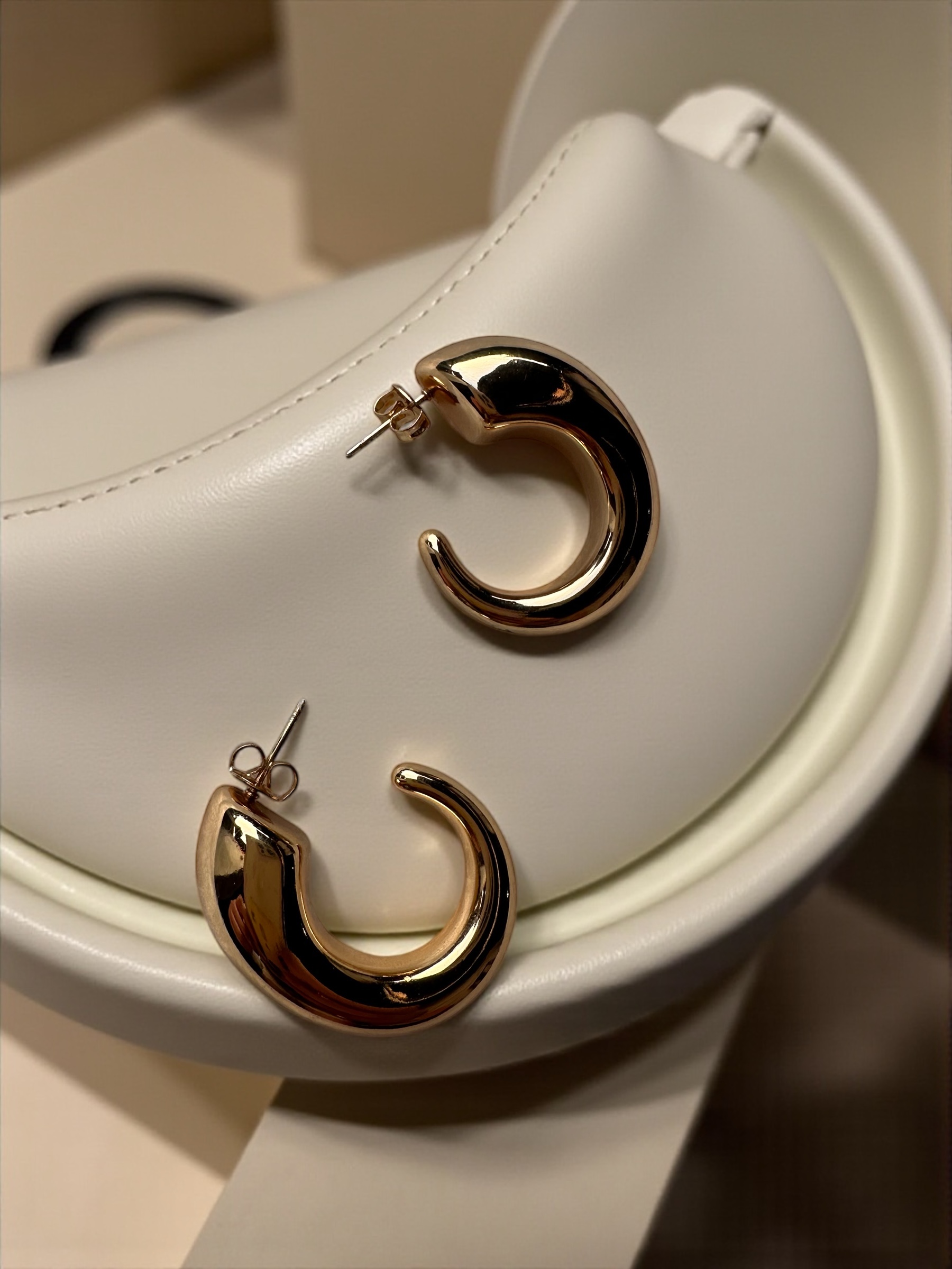 Brincos de argola dourados