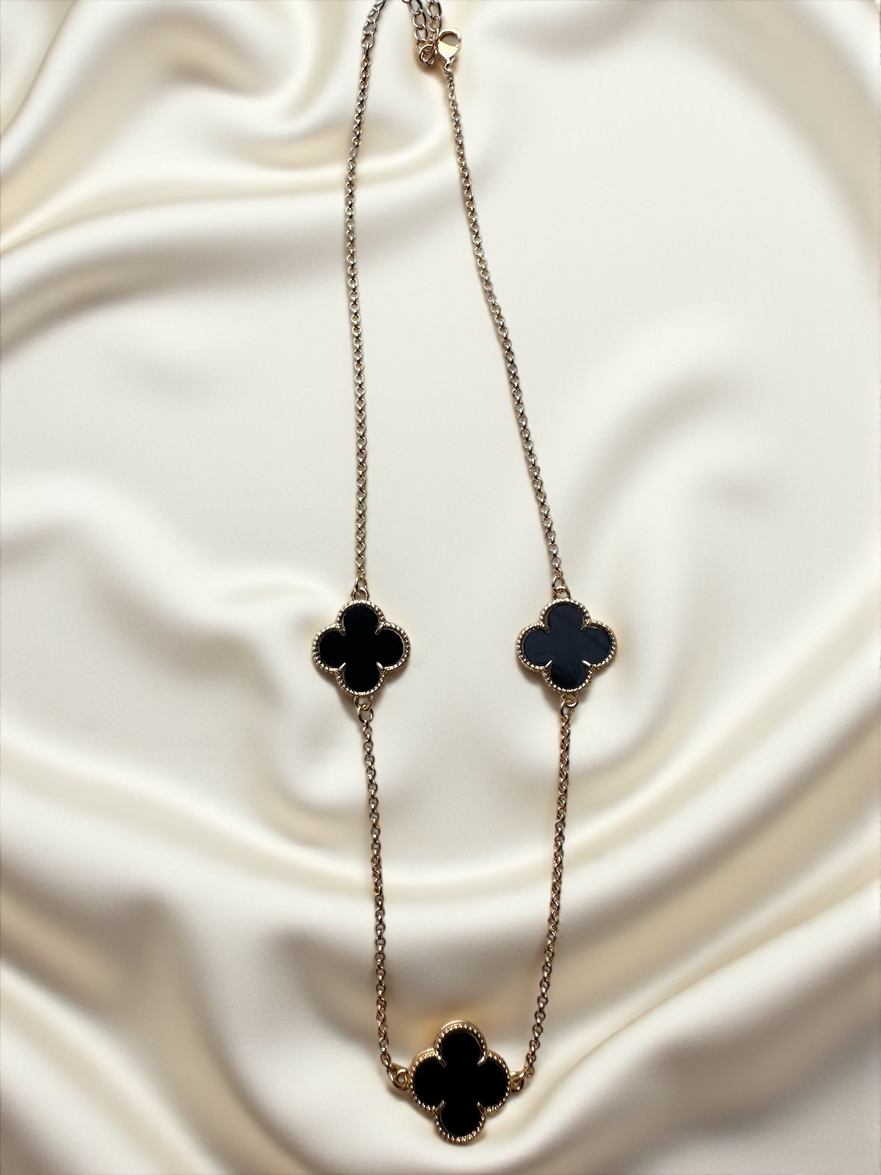 Colar com pingentes de trevo