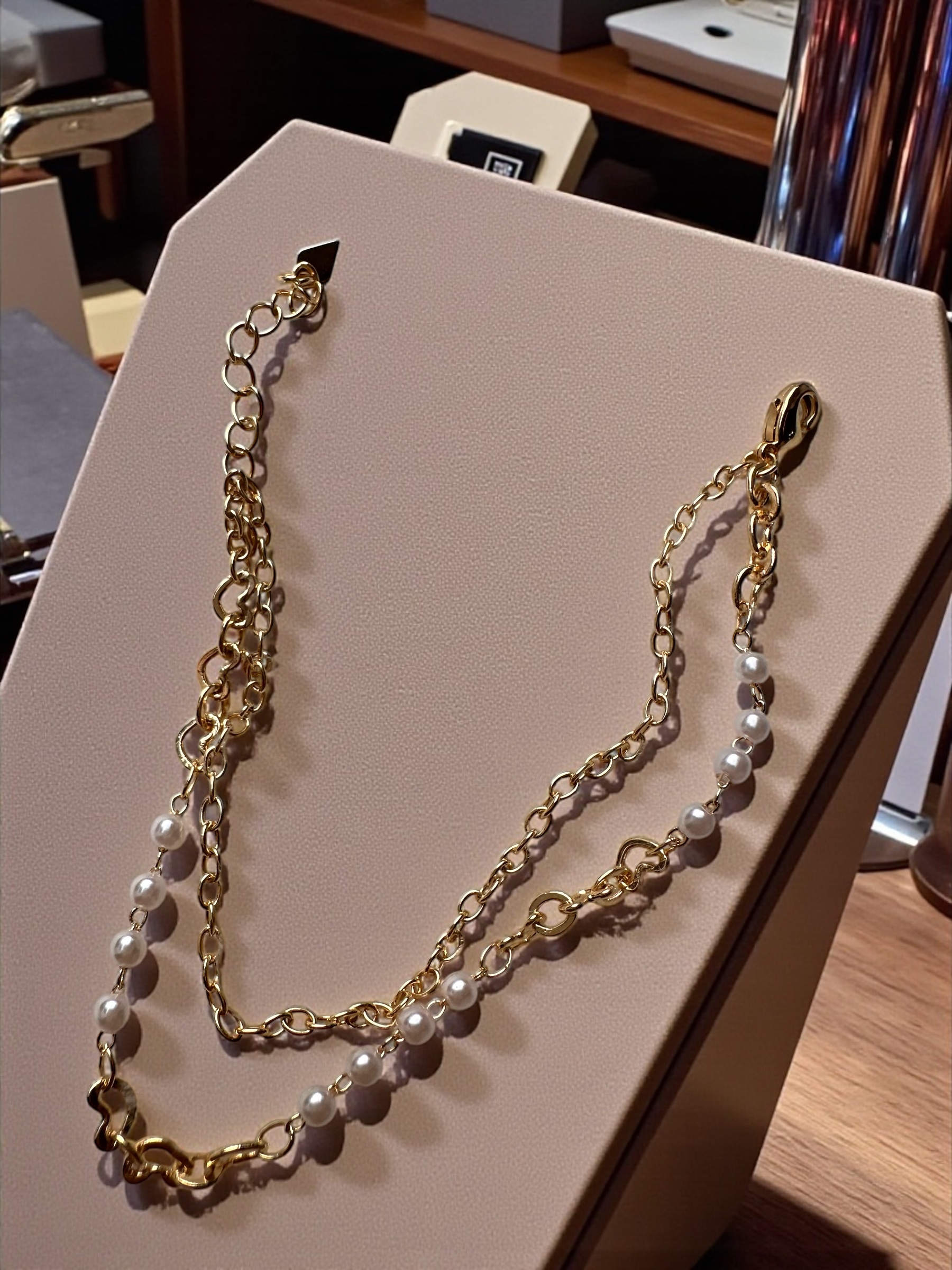 Pulseira dourada com pérolas