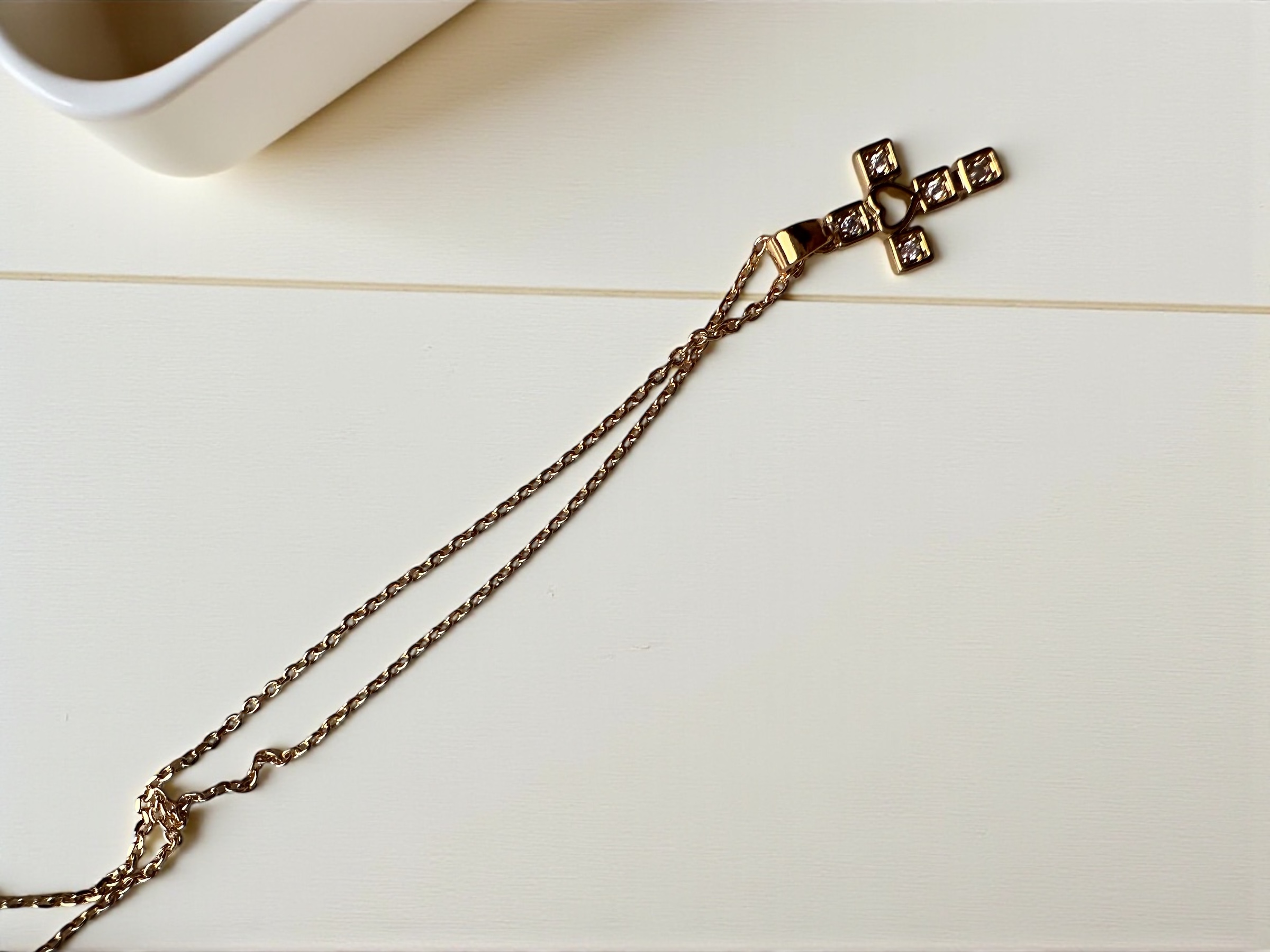 Colar de cruz dourada