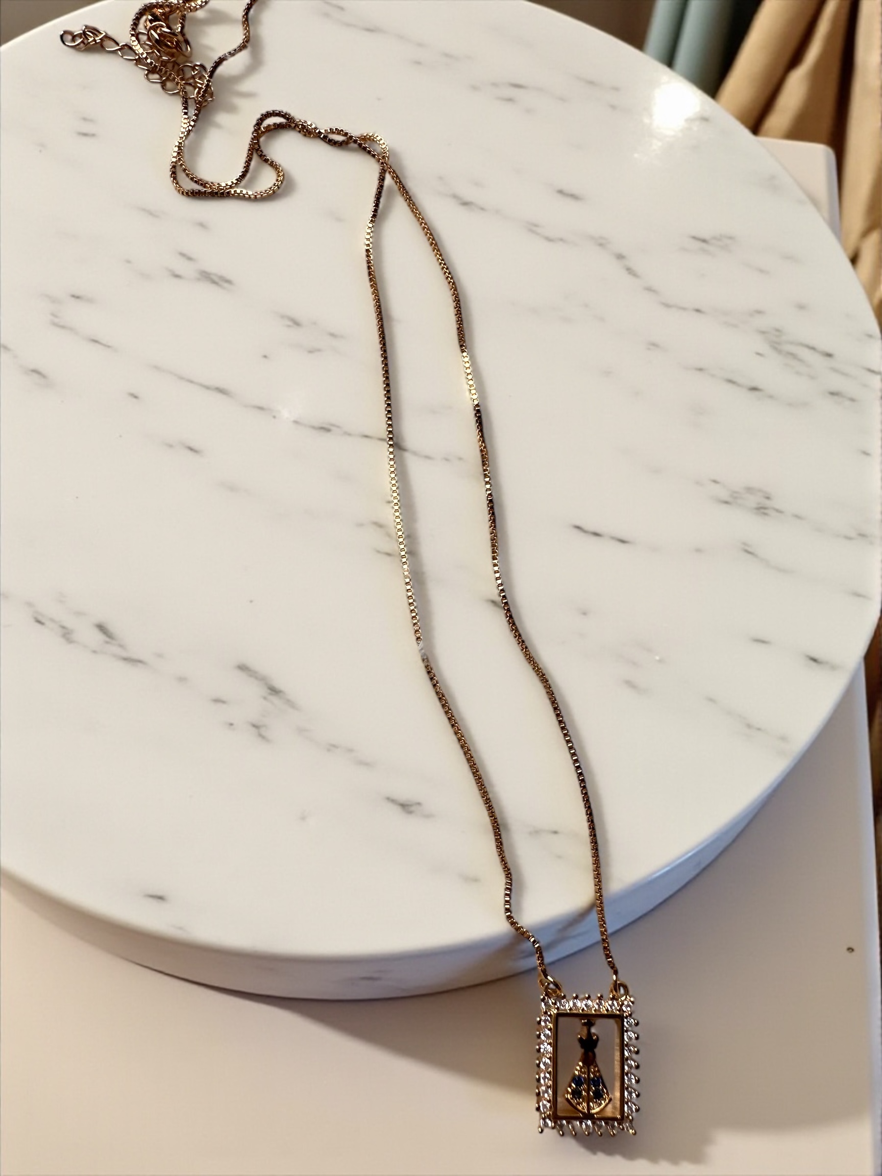 Colar dourado com pingente Religioso