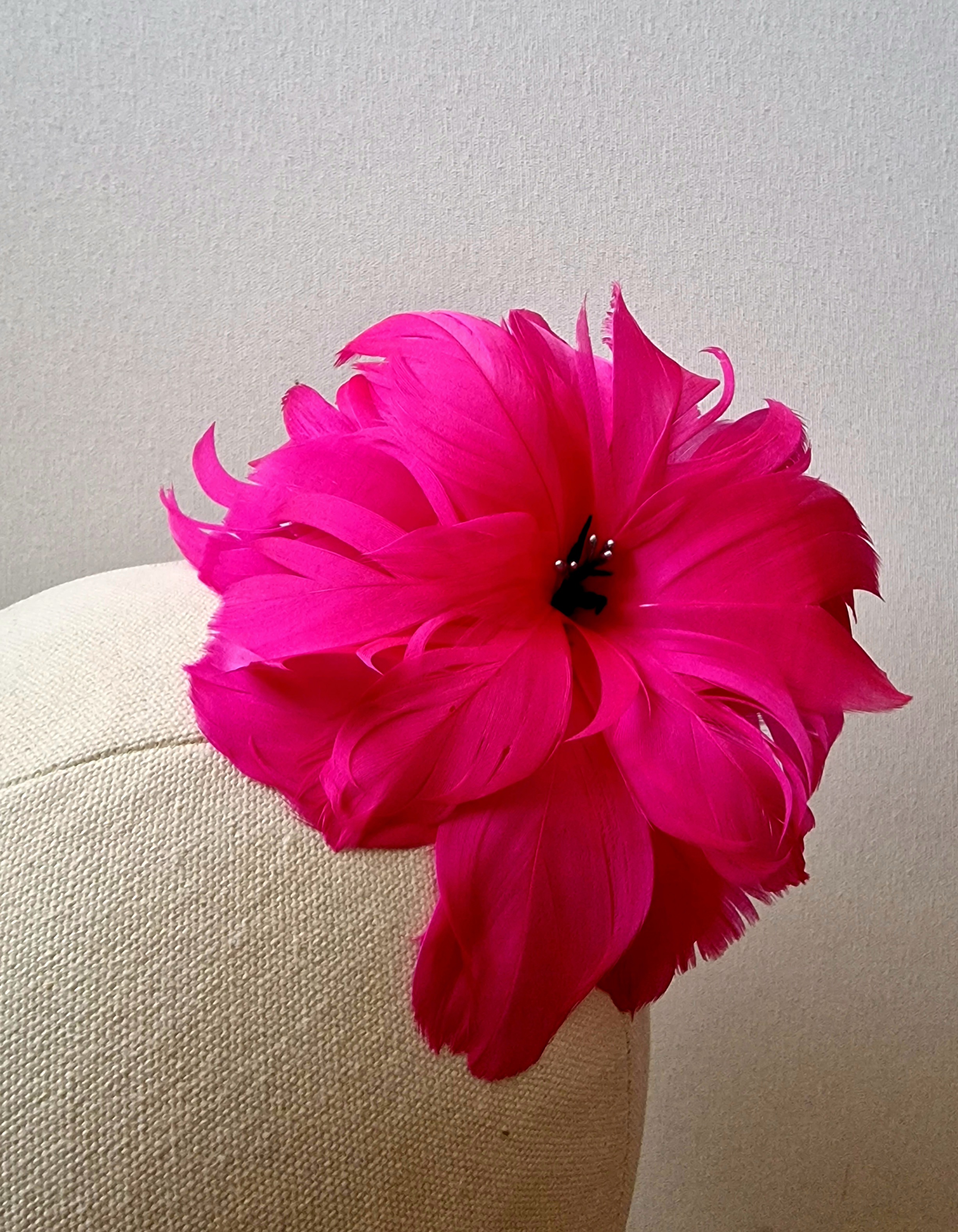 Tocado de plumas fucsia