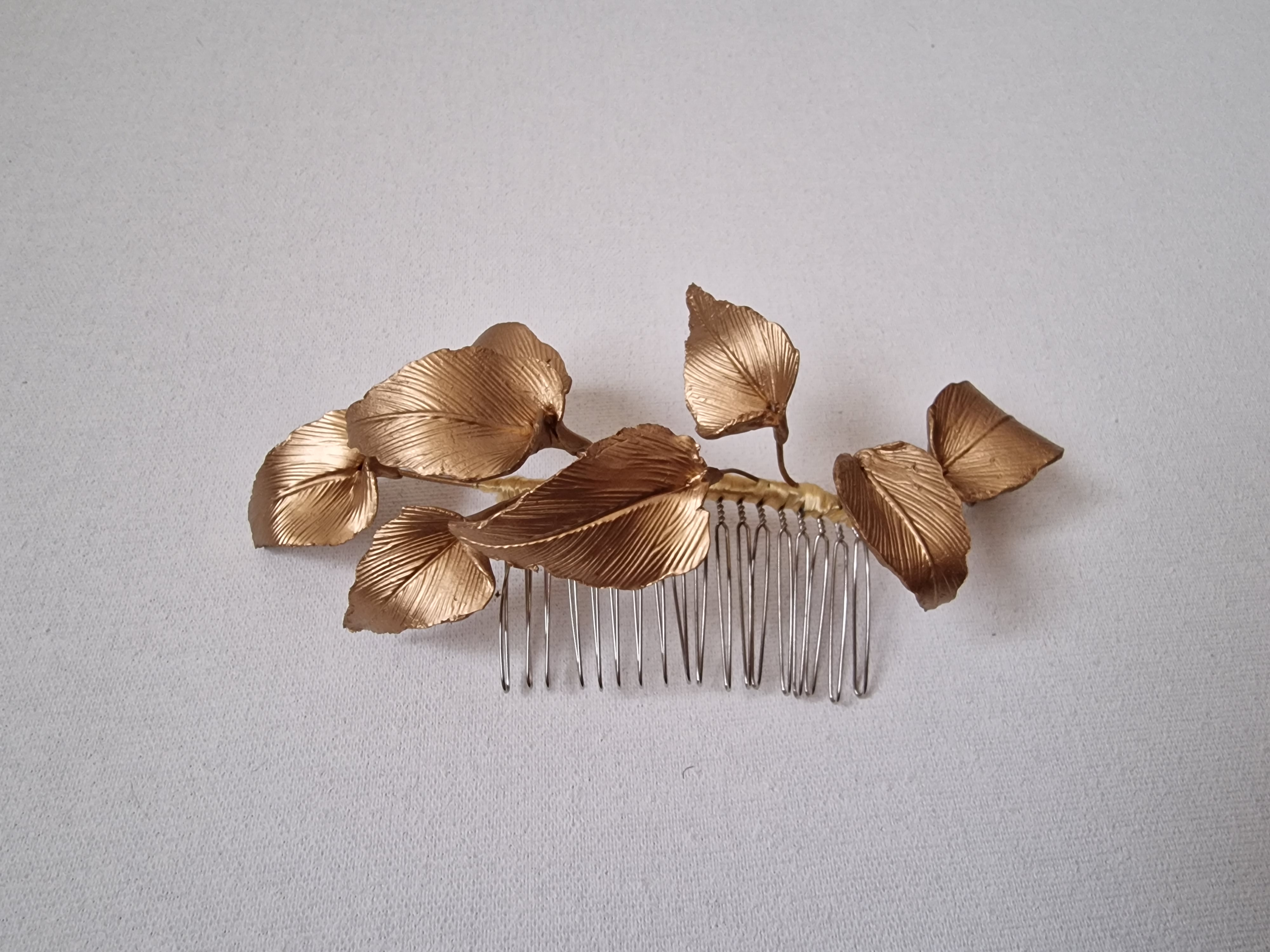 Peineta de hojas doradas