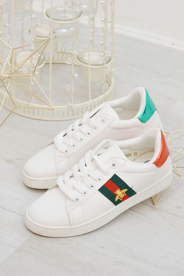 White casual sneakers with bee embroidery