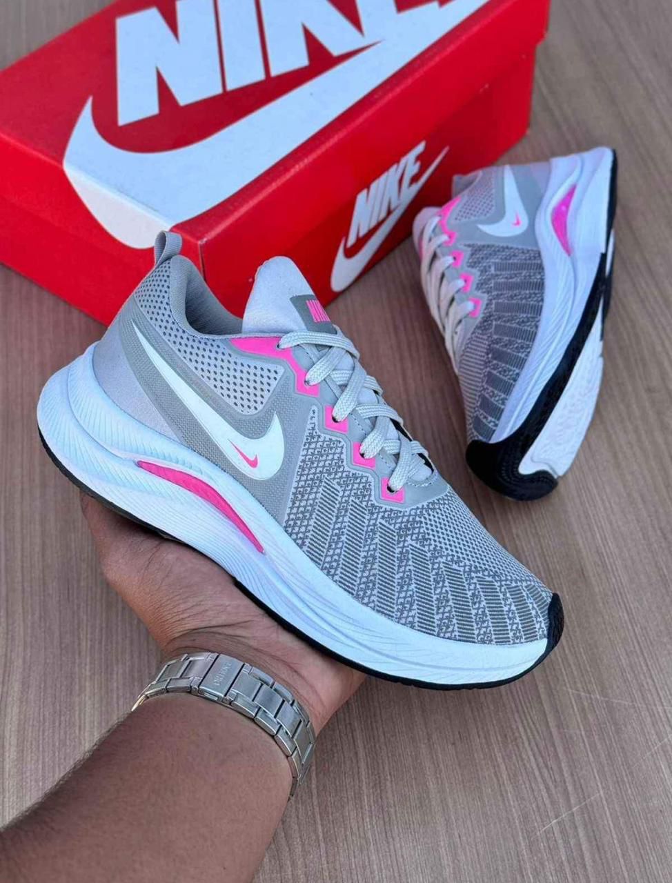 Tenis Nike gris con detalles rosas