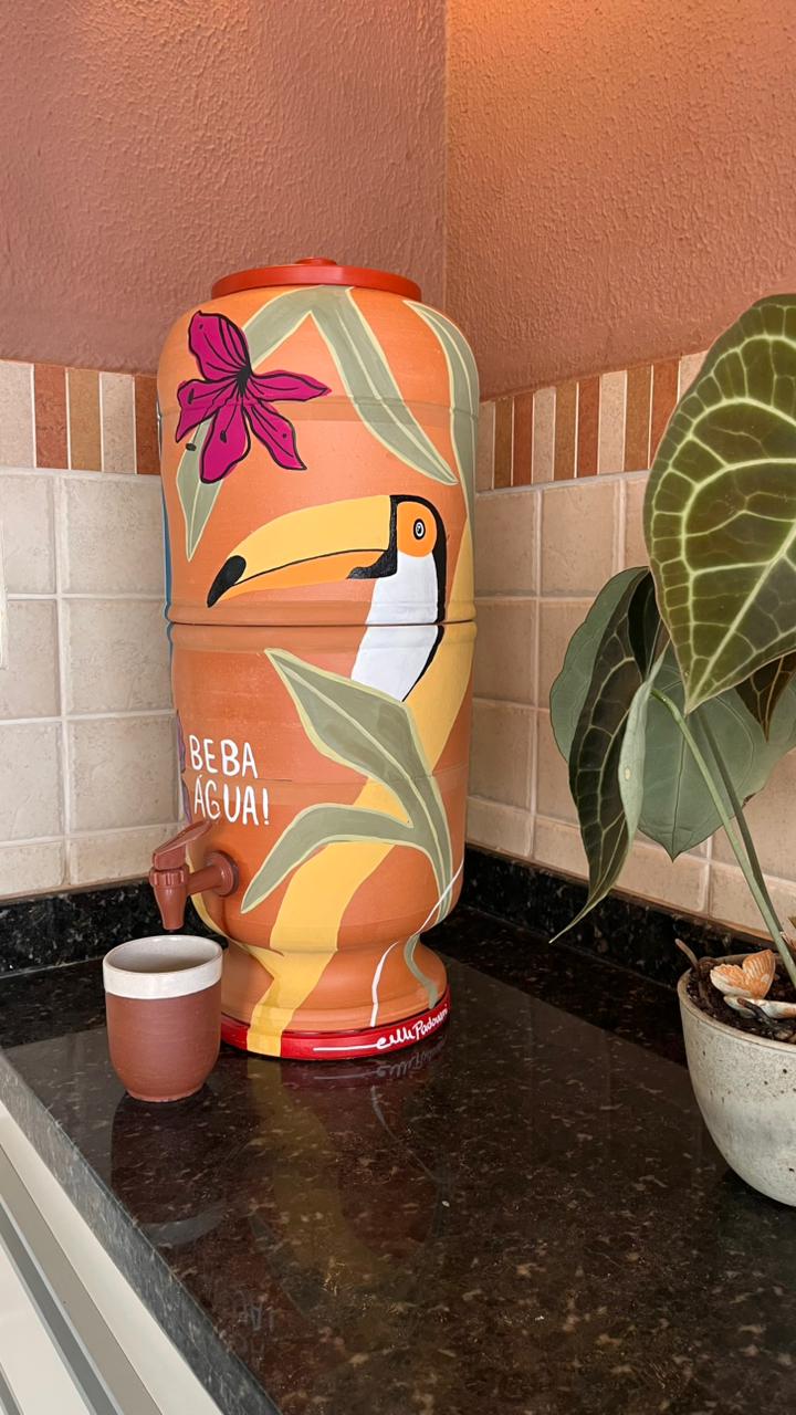 Filtro de barro pintado a mão