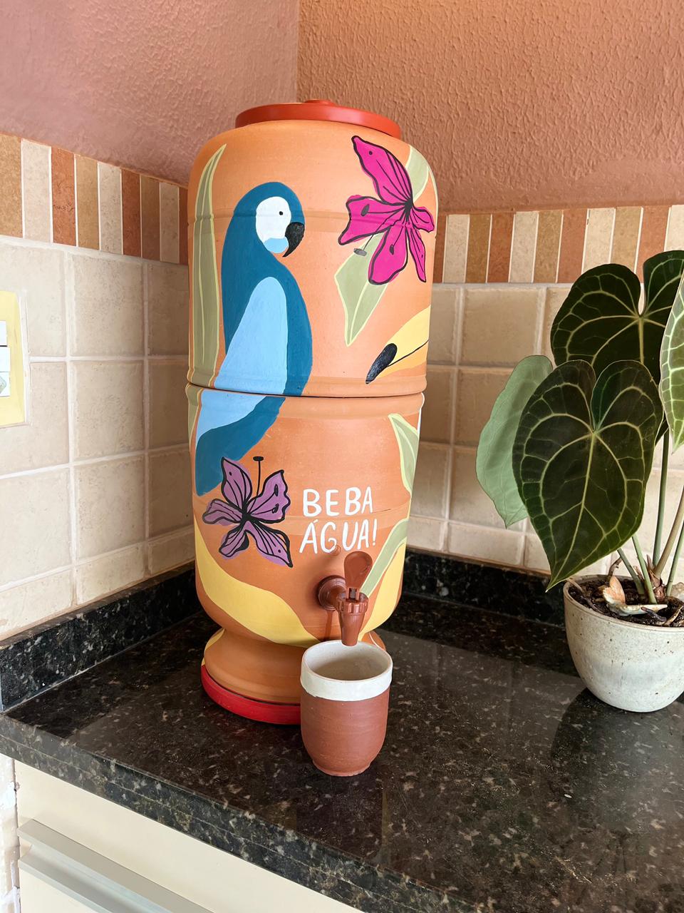 Filtro de barro pintado a mão