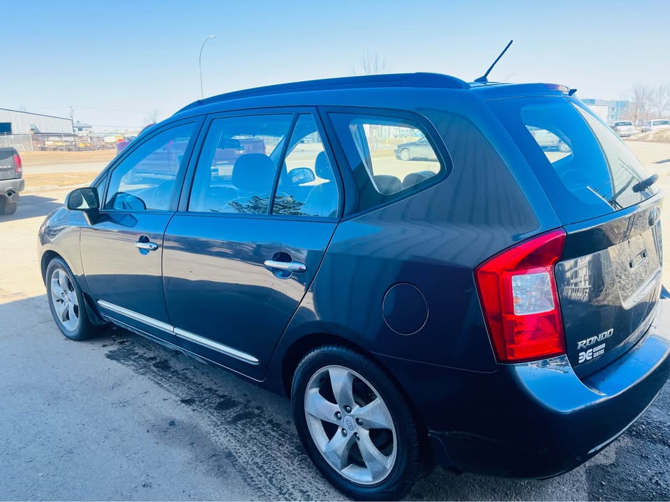 Kia Rondo Hatchback, 2008