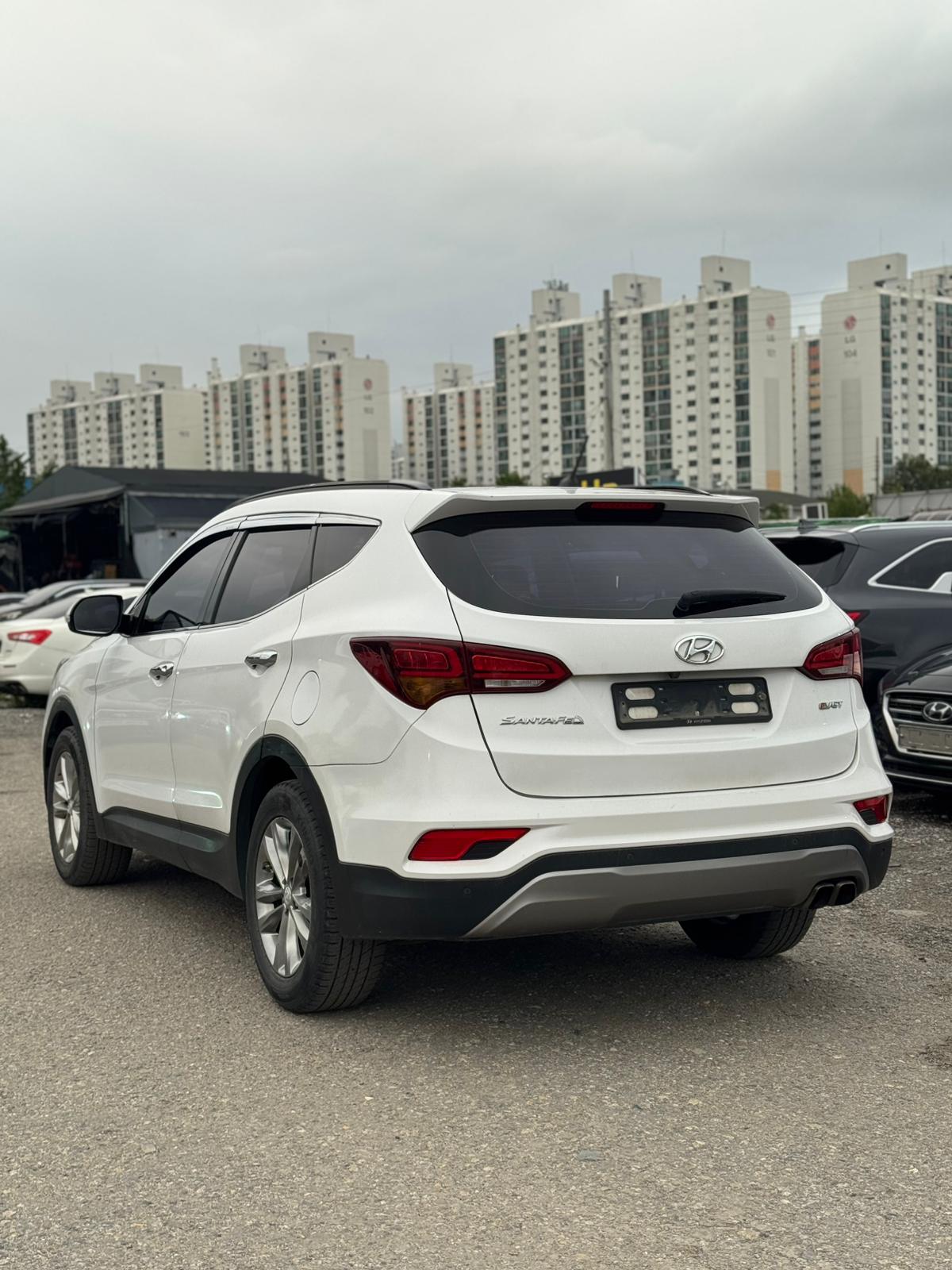 2017 Hyundai Santa Fe DM – Panoramic Sunroof | Diesel | 5-Seater | Smart Key & Navigation