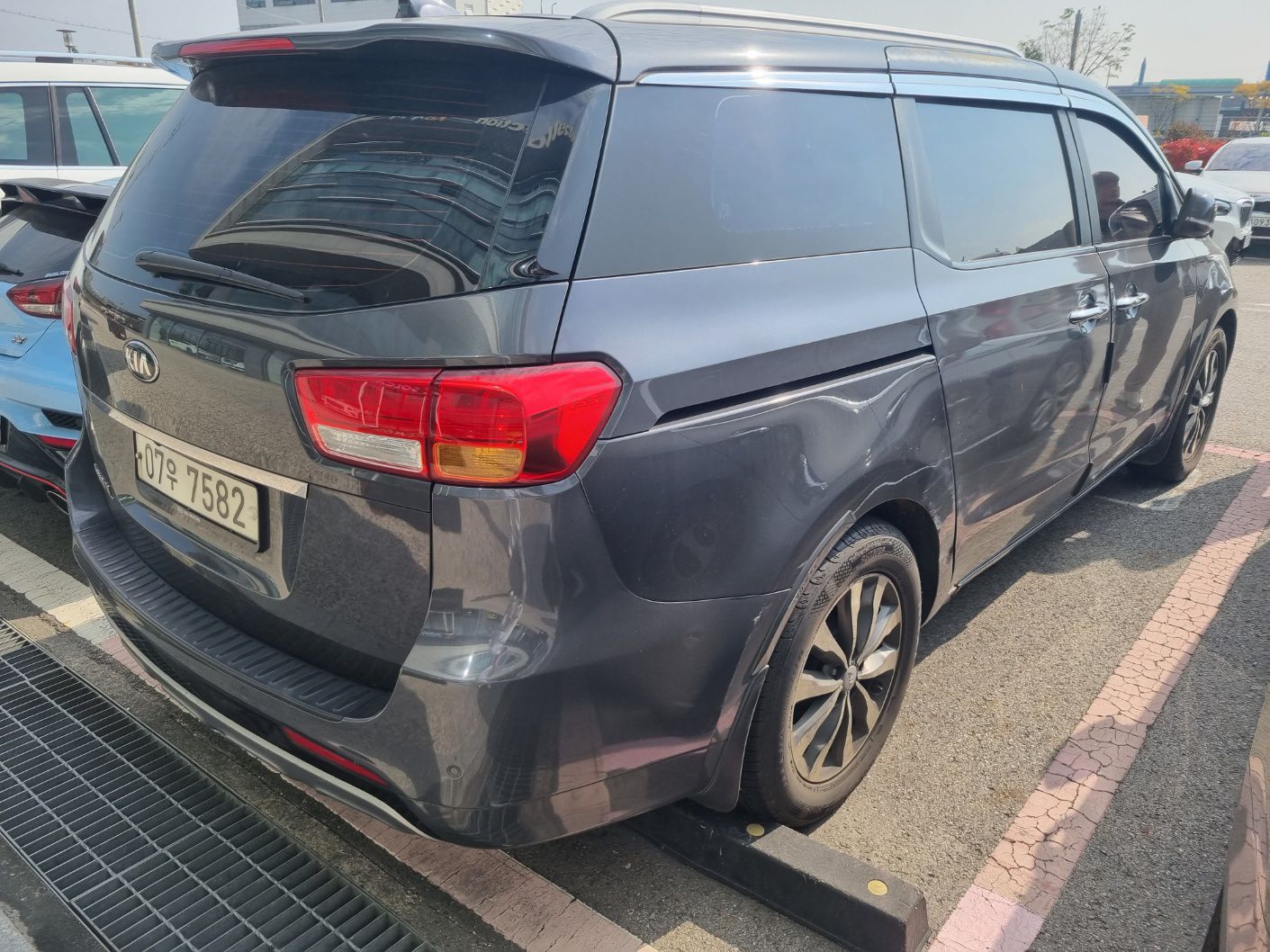 2016 Kia Carnival | 2.2L Diesel | 9-Seater | Smart Key | Navigation