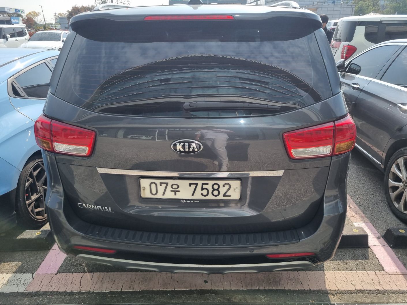 2016 Kia Carnival | 2.2L Diesel | 9-Seater | Smart Key | Navigation