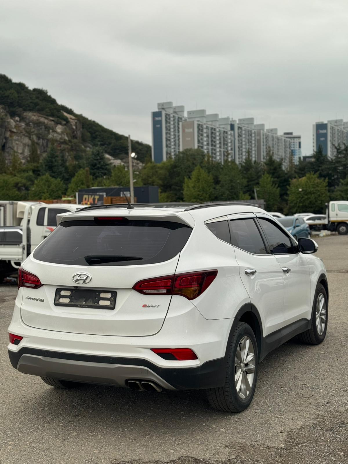 2017 Hyundai Santa Fe DM – Panoramic Sunroof | Diesel | 5-Seater | Smart Key & Navigation